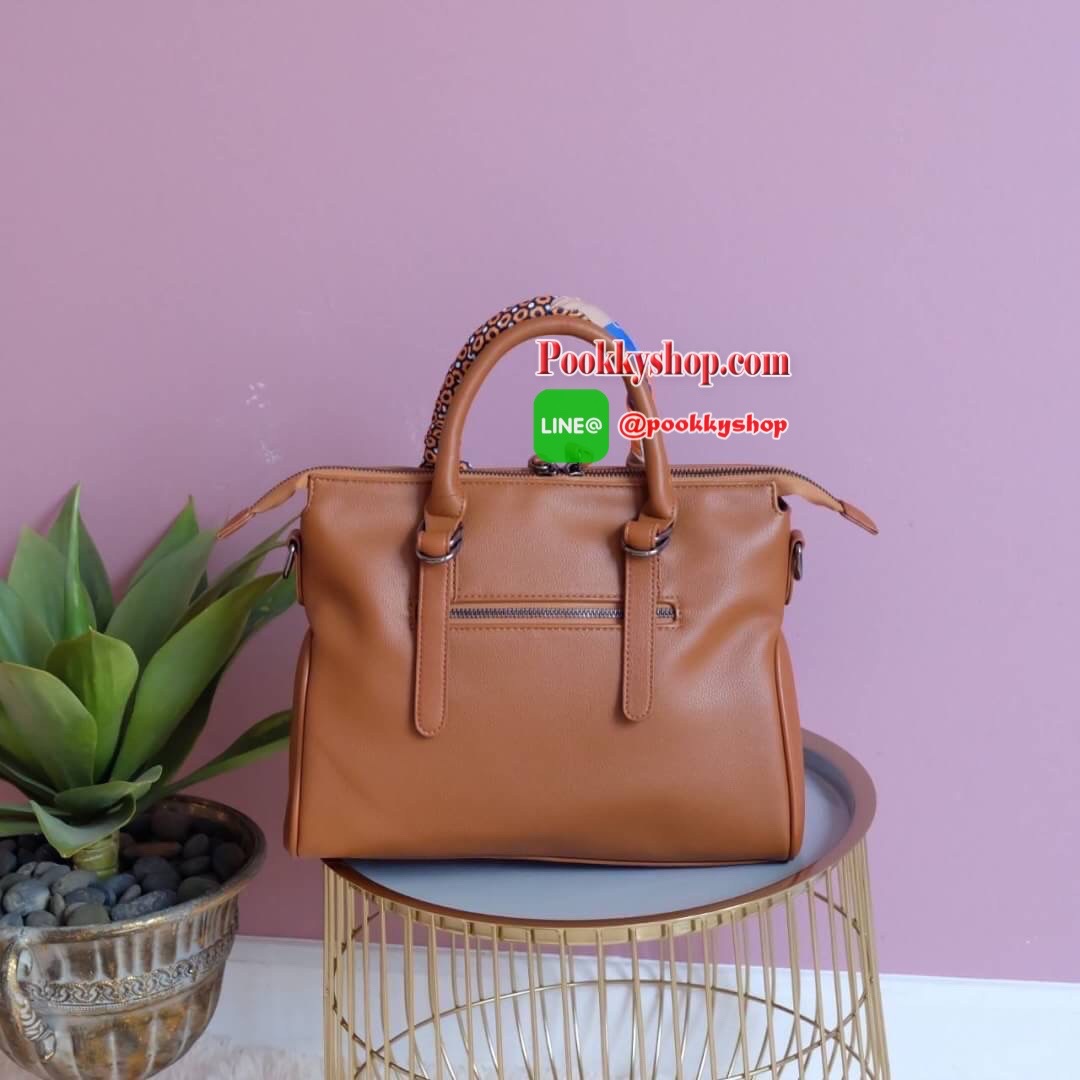 ทรงสวยขายดีมาก จากแบรนด์ KEEP ทรง รุ่น Parish hand bag with cute taddy จุดเด่นที่ >หนังเนื้อดี นิ่มมาก >น้ำหนักเบา >ถือสะพายเข้าง่ายกับทุกชุด >ขนาดกระเป๋ากำลังดีคะ ใส่ กปต ยาว ไอแพด จุคุ้ม > มีช่องย่อยแบ่งเก็บของด้านใน ถึง 3 ช่องใหญ่ แยกเก็