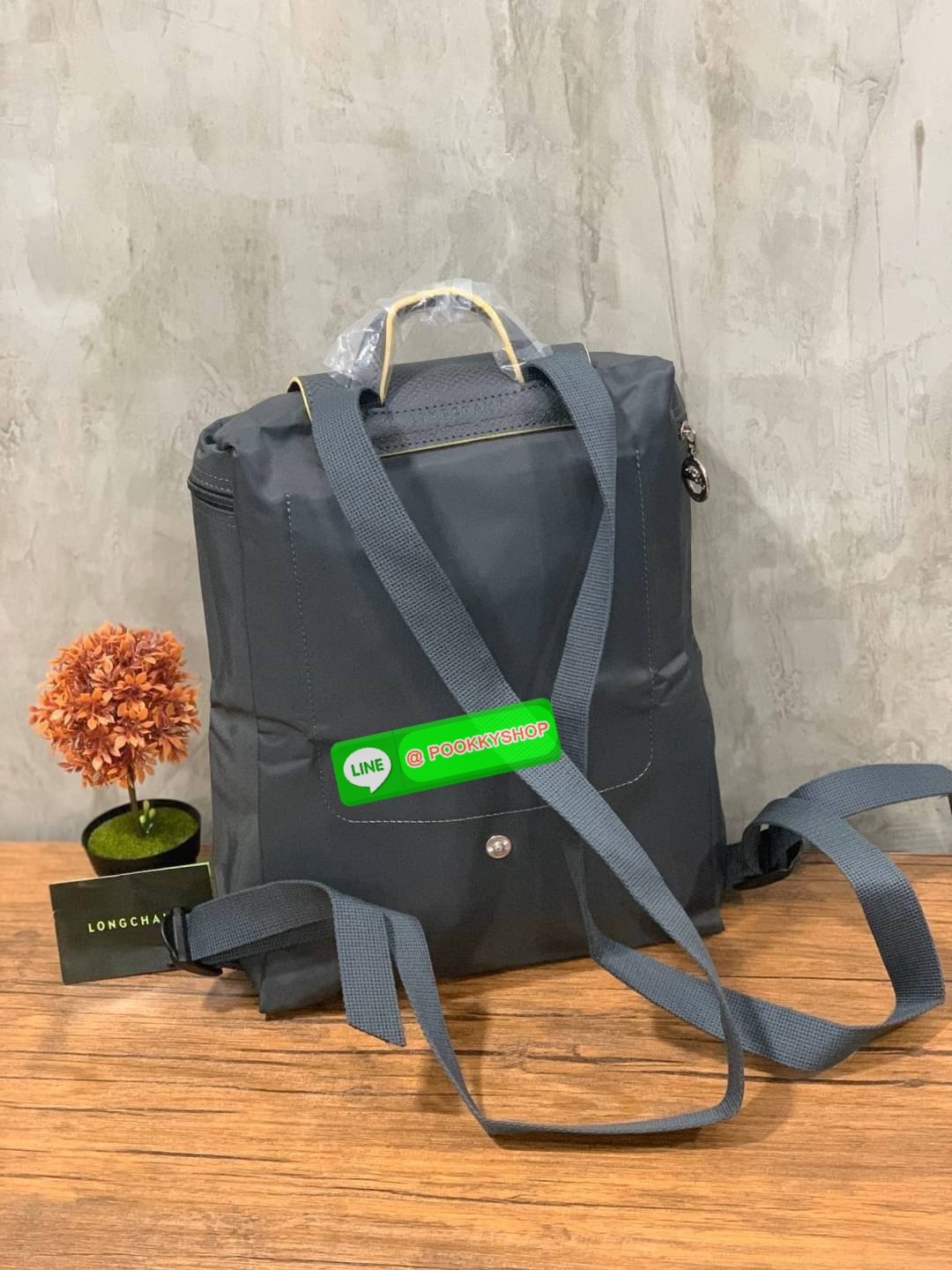 💕Longchamp LE PLIAGE Club Backpack พบกับอีกหนึ่งสไตล์ของLongchamp ที่เป็นรุ่นยอดนิยมอีกรุ่น สำหรับสาวแฟชั่นหัวทันสมัย เติมความพิเศษให้กับลุคด้วย ยังมีสีให้เลือกเยอะเรียกได้ว่าชอบสีโทนไหน ชอบแต่งตัวสไตล์ไหนก็เอาไปแมทช์กันได้เลย เป็นกระเป๋าเป้ในไม่ก