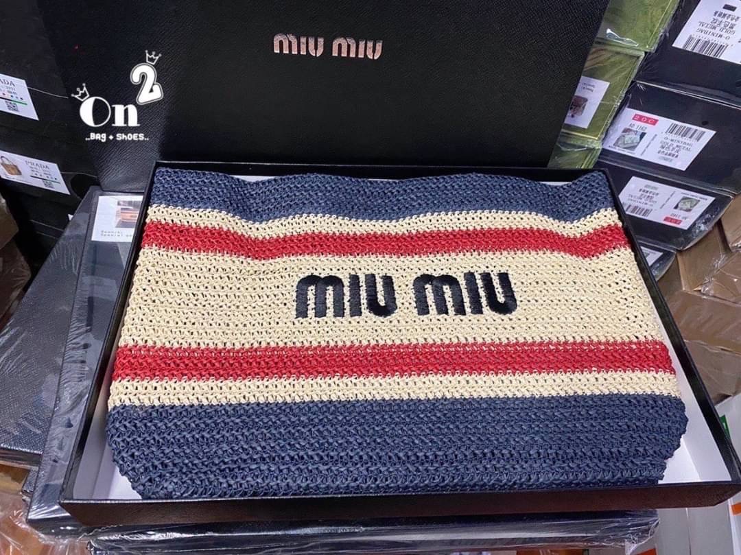 Miu Miu Women's Natural Colorblock Shopping Bag In Knit Fabric Onesize กระเป๋าทรงชอปปิ้งมาใหม่ งานถักสวยเป๊ะมากค่ะ ไซส์ใหญ่ใส่ของได้ครบจบที่ใบเดียว สาวๆนักช็อปห้ามพลาดนะ