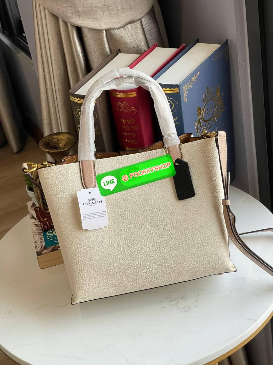 Coach Willow Tote 24 In Signature Canvas หากคุณชื่นชอบกระเป๋า Tote แล้วล่ะก็ เราเชื่อว่ากระเป๋าใบนี้จะต้องโดนใจคุณอย่างแน่นอน กระเป๋า Coach ด้วยรูปทรงสี่เหลี่ยม อยู่ทรงตั้งสวย การตัดเย็บทำจากหนัง Canvas ขนาดที่พอเหมาะ เมื่อถือแล้ว ไม่ทำให้ดูใหญ่เทอะทะจนเก