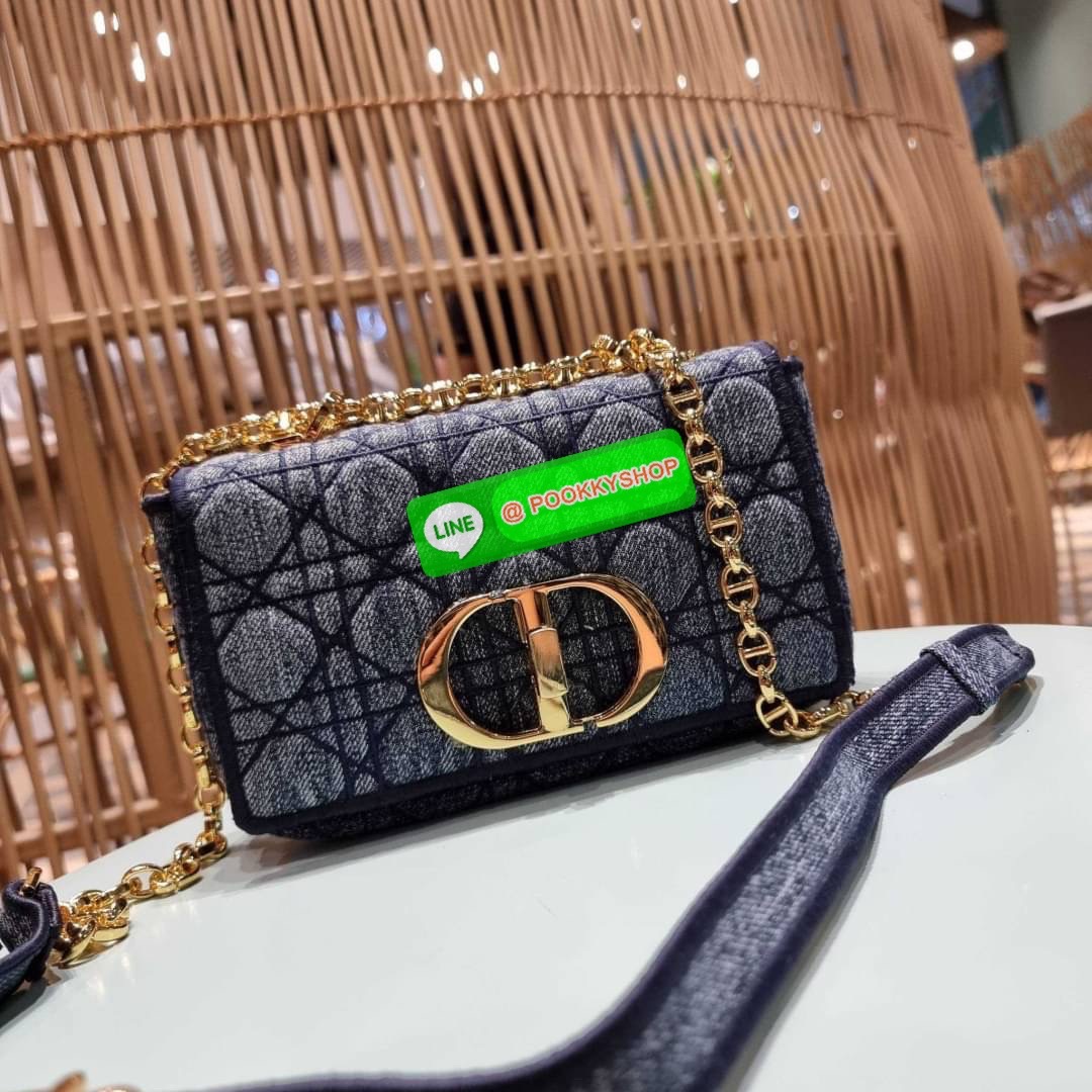 NEW IN CD SMALL CARO SHOULDER BAG กระเป๋าสะพายข้างพรีเมี่ยมกิ๊ฟทรงสวย ดีไซน์ย้อนยุค ที่รอบนี้โดดเด่นเป็นเอกลักษณ์มากๆ ดีไซน์สีเดนิมคลาสสิค เปิด-ปิดด้วยอะไหล่บิดล็อค หรูหรา ใช้งานง่าย วัสดุผ้าเดนิมทนทาน ภายในเป็นช่องโล่ง มีช่องย่อย ด้านหลังก็ยังมีช่องใส่บั