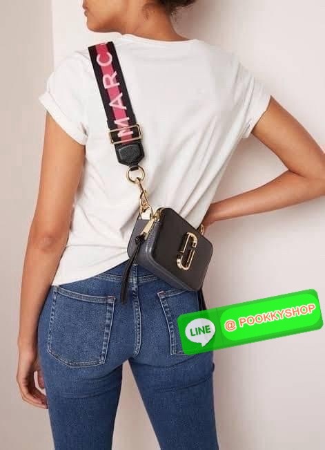 Marc Jacobs Snapshot Bag กระเป๋าแบรนด์ดังจากสัญชาติอเมริกัน นับได้ว่ารุ่นนี้เป็นรุ่นทรงฮิตของ marc jacobs เลยทีเดียว โดยด้านหน้ากระเป๋าจะเป็นโลโก้แบบโลหะที่เป็นสัญลักษณ์ของแบรนด์นี้ มาพร้อมสายสะพายที่จะสะพายยังไงก็ดูโดดเด่น เพราะขนาดใหญ่ที่สกรีนตัวอักษร m