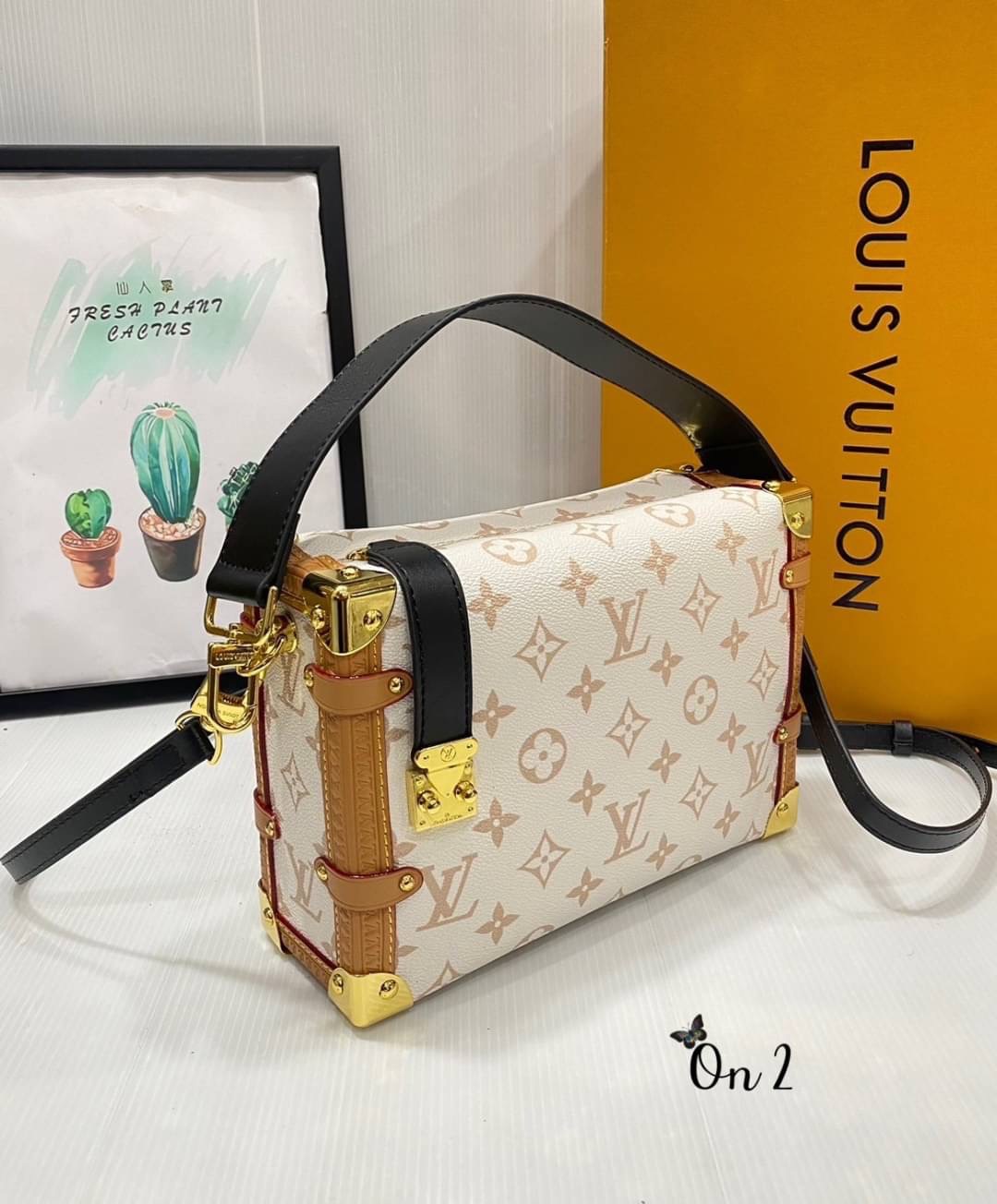 Louis Vuitton กระเป๋ารุ่น Side Trunk MM คอลเล็คชั่น Cruise 24 นำเสนอ Monogram แคนวาสสุดไอคอนิกของหลุยส์ดีไซน์ใหม่ สีเบจ Dune อันอ่อนหวานเปี่ยมด้วยพลังซึ่งได้แรงบันดาลใจจากเม็ดทราย แต่งขอบสีดำและน้ำตาลประดับมุมกระเป๋าสีทองและตัวล็อกแบบ S lock เงางาม แอคเซส