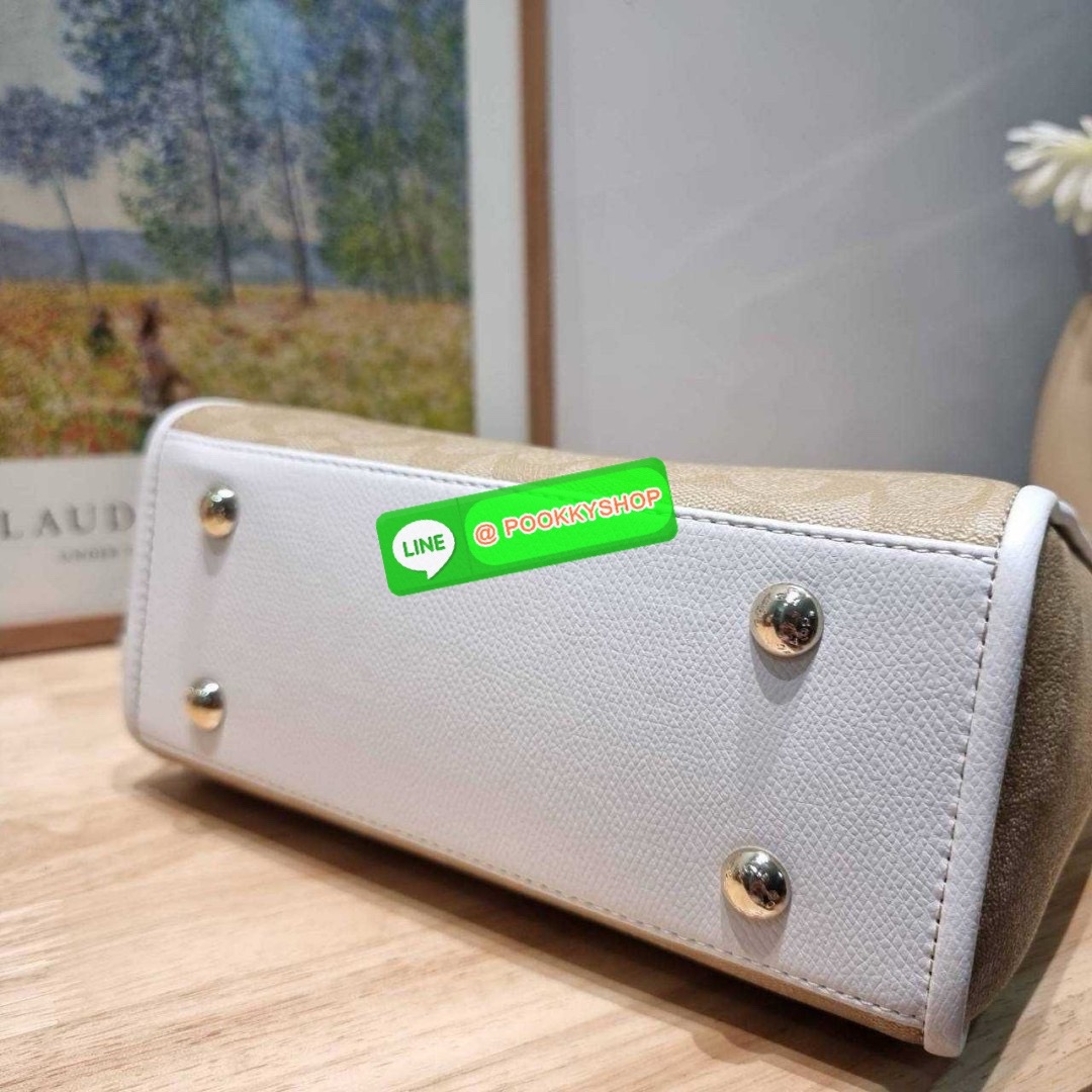 กระเป๋าถือ/สะพายรุ่นยอดนิยม ดีไซน์คงความคลาสสิค แฝงความหรูด้วยอะไหล่สีทอง หูจับในตัวสะดวกใช้งาน ปากกระเป๋ามีซิปปิดกันหล่นแน่นหนา ใต้กระเป๋ายังมีหมุดรองถนอมกระเป๋าอีกด้วย มีสายสะพายข้างให้ ถอดออกได้ ปรับได้ตามต้องการ ภายในโล่งกว้าง มีทั้งช่องซิปและช่องย่อย