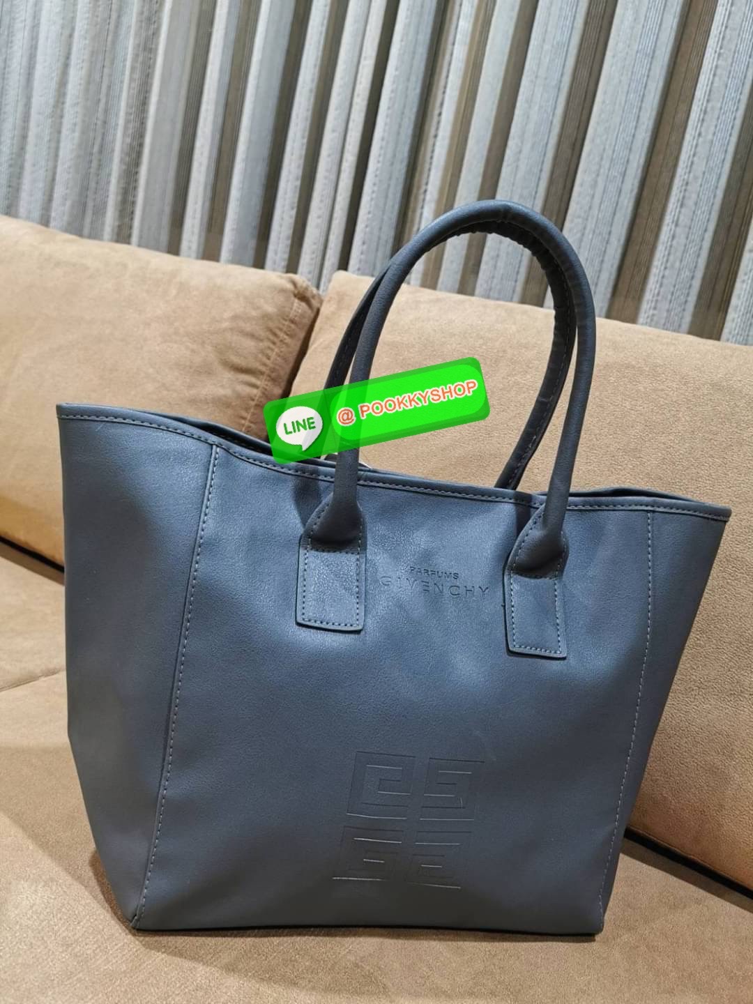Best Seller! Givenchy Black Soft Leather Shoulder Handbags (Limited edition) กระเป๋าถือหรือสะพายพรีเมี่ยมของเเท้จาก "Givenchy Perfume Counter" วัสดุหนังนิ่มเรียบสีดำด้านหน้าปั้มโลโก้แบรนด์ GV ภายใน Polyester 100% สีดำสกรีนโลโก้สวยดูดี เปิดปิดด้ว