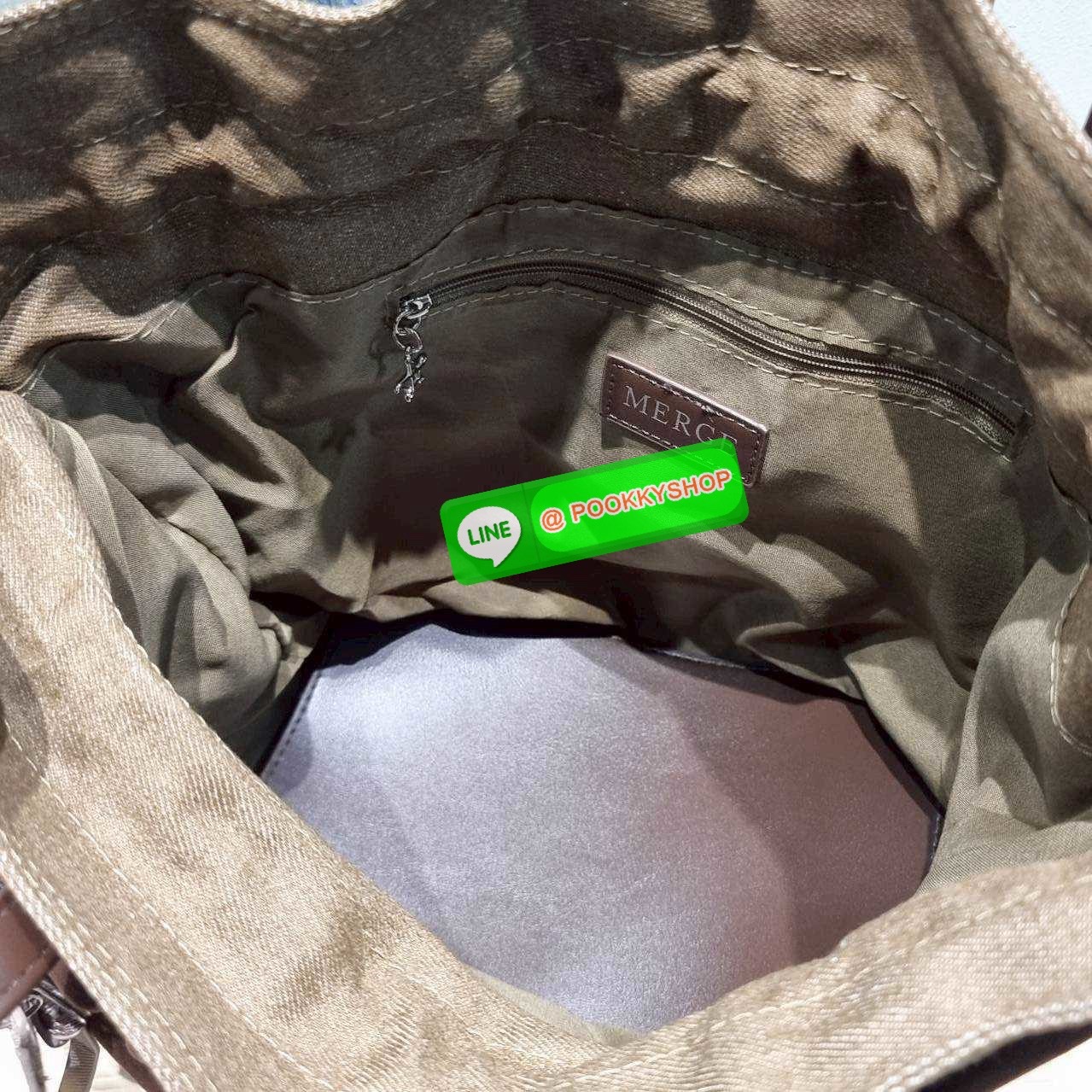 Merge a day bag (medium) 🔆 Details จะกี่รุ่นก็แรงไม่ไหว! กับกระเป๋าสะพายทรงสวย รุ่นผ้ากำมะหยี่ โทนสีน้ำตาลที่กำลังอินมากสำหรับปีนี้ รูปทรงยืดหยุ่น สามารถปรับปีกกระเป๋าเก็บทรงได้ สายสะพายคล้องไหล่ในตัว ภายในมีกระเป๋าผ้าซ้อนให้ ถอดออกได้ (มีอะไหล่เก