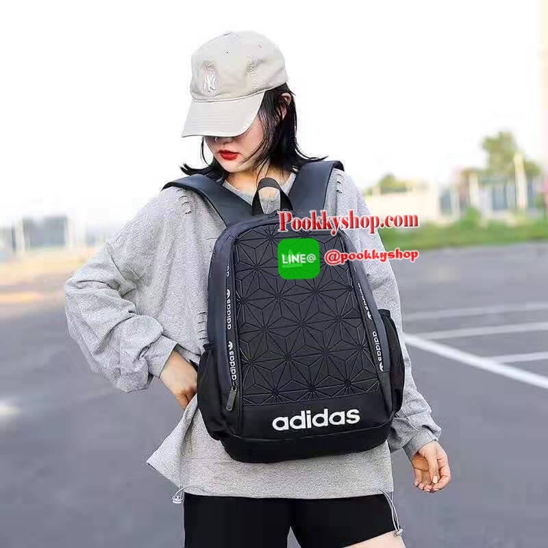 Adidas Originals 3D Backpack กระเป๋าสะพายหลัง 3D ลุคสุดล้ำของกระเป๋าสะพายหลัง ที่มาพร้อมช่องกระเป๋าซิปและลายพิมพ์สามมิติแบบอสมมาตร ดูดีมีสไตล์ด้วยการใช้วัสดุเลียนแบบหนังที่ทันสมัย ให้คุณมีพื้นที่มากขึ้นในการจัดเก็บ ด้วยช่องกระเป๋าด้านหน้าและด้านใน มีช่องส