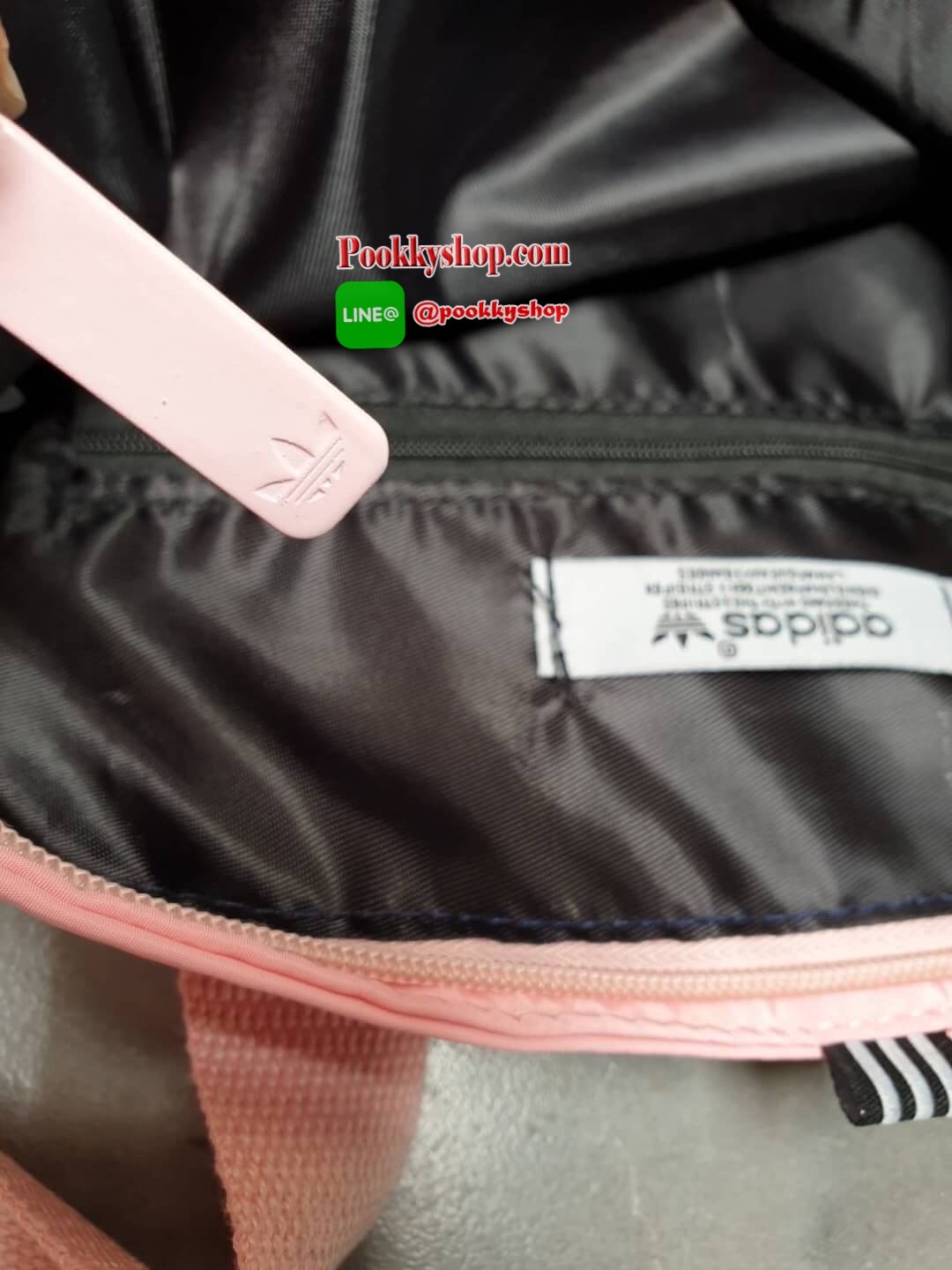 adidas shopping bag ลายปัก กระเป๋าถือด้านหน้าปักโลโก้แบรนด์ รุ่นนี้เปิดปิดด้วยช่องซิป ด้านหลังเรียบ ขนาดกำลังดี วัสดุกันน้ำ รุ่นนี้ใส่ของได้เยอะค่ะ คุ้มๆ กับสาวก adidas แบบสปอร์ต อย่าพลาดน๊า