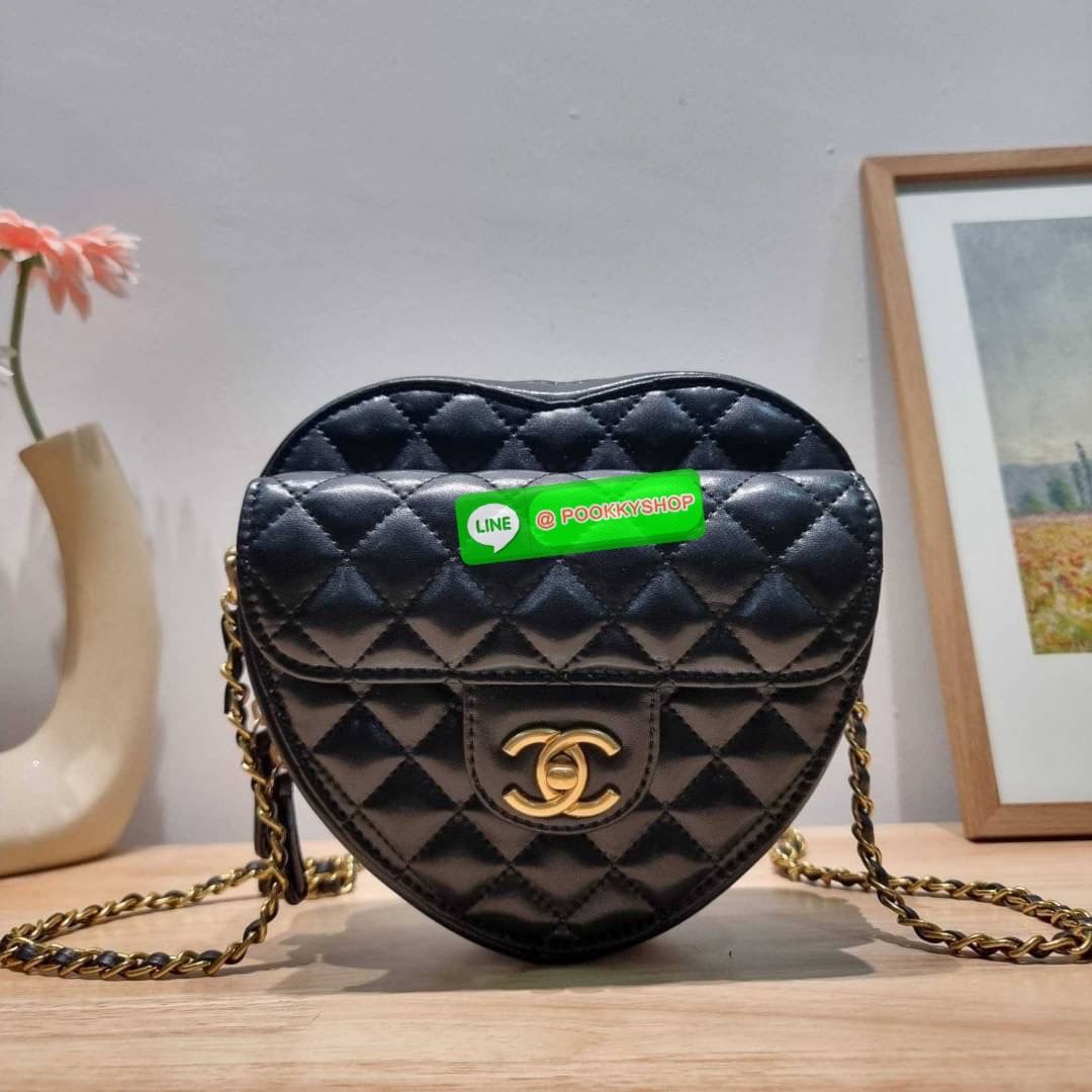 สวยมาก มงลงมาก!! พรีเมี่ยมกิ๊ฟ Chanel vip สุดพิเศษจากเคาน์เตอร์ duty free กระเป๋าสะพายสุดคิ้วท์ ที่ดีไซน์รูปทรงหัวใจไม่ซ้ำใคร น่ารักทุกสี น่าใช้ไปเลยแม่!! วัสดุหนังแกะฟอกสี เปิด-ปิดด้วยซิป ด้านหน้ามีช่องเก็บของจุกจิก ภายในเป็นช่องโล่ง ใส่มือถือ ใส่กระเป๋า