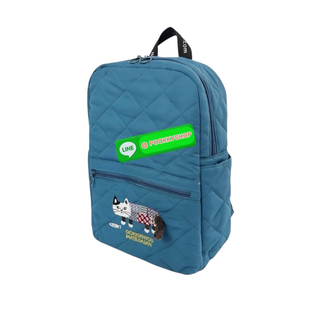 “ New Collection” 2025 Backpack Polyester Cat กระเป๋าควิลท์ใบนี้มีน้ำหนักเบา ใช้งานได้จริง และกันน้ำและคราบสกปรก โดดเด่นด้วยลายปักอันประณีตอันเป็นเอกลักษณ์ของ Matilda บนผ้าควิลท์เนื้อนุ่ม กระเป๋าใบนี้มาพร้อมเทปโลโก้และหูหิ้วพาราคอร์ดเพื่อรูปลักษณ์ที่โดดเด