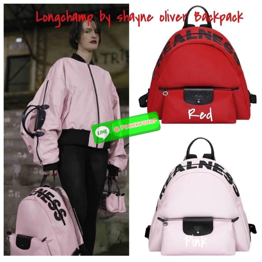 Longchamp by shayne oliver Backpack คอลเลคชั่นแบบลิมิเตทแบบเท่ๆ ที่ออกแบบโดย Shayne Oliver นักดีไซน์เนอร์ชื่อดังระดับโลก ด้วยรูปทรงกระเป๋าเป้ที่ออกแบบมาไม่เหมือนใคร สามารถจัดเป็นกระเป๋าใบใส่เสื้อผ้าได้อีกใบ ด้วยรูปทรงที่กว้างทำให้ใส่ของได้เยอะจุใจ กระเป๋า