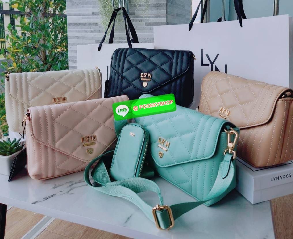 กระเป๋า Lyn สะพายข้าง คอลเล็คชั่นใหม่ มีใบลูกด้วยนะคะ สายสะพาย sport สามารถปรับระดับได้ค่ะ ด้านในใบแม่แบ่งเป็น 2 ช่องใช้งาน