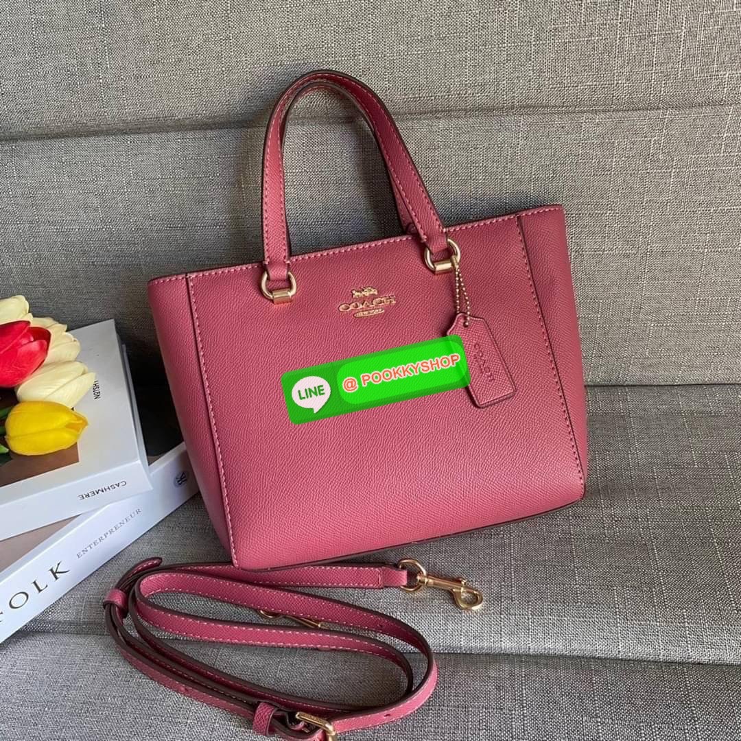 Coach Alice Satchel In Signature Canvas ( coach ca224) กระเป๋าสะพายข้าง ดีไซต์จากแบรนด์เรียบหรู สะพายได้ทุกโอกาส วัสดุหนังแท้ หูจับและสายหนังแท้ เปิดปิดด้วยซิป ภายในกระเป๋าช่องโล่ง ใส่ของได้เยอะ มีช่องเล็ก 1 ช่อง ซับในผ้า มีฐานรอง สายถอดได้ สามารถสะพายไหล