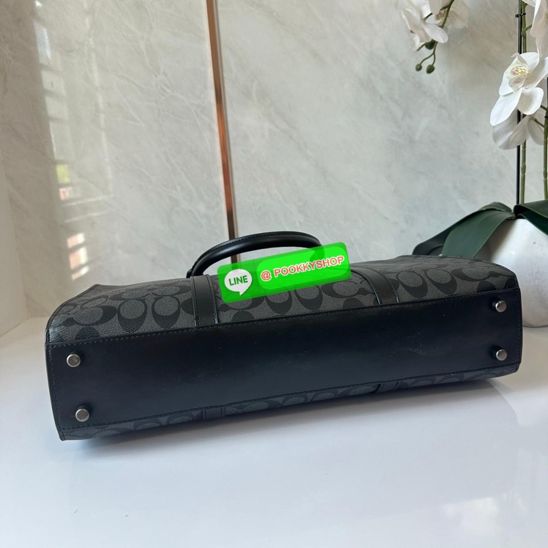 COACH GRAHAM ZIP BRIEF (CE439) 🔖กระเป๋าใส่โน๊ตบุ๊คใส่เอกสารใบใหญ่ 🔖วัสดุ:หนังแท้ทั้งใบ 🔖เปิดปิดด้วยซิป ภายในกว้าง มีช่องย่อยใส่ของจุกจิก ช่องใส่บัตร ใส่เอกสารและของสำคัญได้เยอะ 🔖สายสะพายสามารถถอดออกและปรับระดับได้คะ