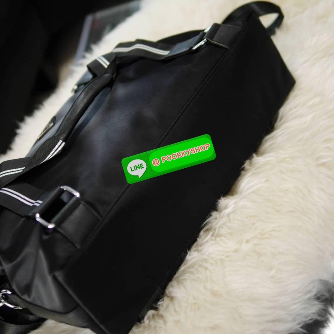 พร้อมส่งที่ไทยอีกครั้งกับ กระเป๋าใบใหญ่ กระเป๋าเดินทางแบบถือ ทรง TRAVEL BAG ใส่ของได้เยอะมาก งานพรีเมียมสมนาคุณแบรนด์ดังอย่าง PRADA ไปต่างประเทศได้สบาย ตัวกระเป๋าทำจากผ้า NYLON เคลือบอย่างดี สามารถกันน้ำได้ อะไหล่เงินทั้งใบ ด้านหน้าประดับโลโก้แบรนด์สุดหรู