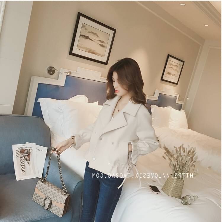 Detail เสื้อคลุมโค้ทตัวสั้น งานผ้าสักกะหลาดอย่างดี บุซับใน กระดุมสองแถว กระเป๋าสองข้างซุกมือได้ เสื้อหยิบคลุมใส่ได้ทั้งทริปแค่เปลี่ยนตัวในพกง่ายไม่หนาไม่หนัก พกติดกระเป๋าใส่เที่ยวใส่เดินทางกันนะคะ