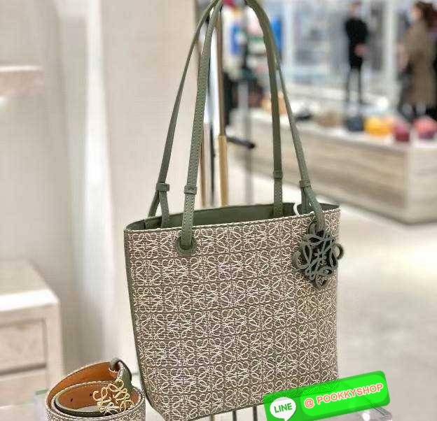 ✴️NEW ARRIVAL!✴️LOEWE ANAGRAM TOTE BAG VIP GIFT WITH PURCHASE GWP พรีเมี่ยมกิ๊ฟ Limited จาก LOEWE PERFUME DUTYFREE ไอเท็มใหม่! ดีไซน์สวยคงเอกลักษณ์ด้วยวัสดุ Anagram Canvas Jacquard Fabric ผสมผสานหนังแท้ Calfskin ลงตัวสุดคลาสสิค ขนาดกำลังดี น