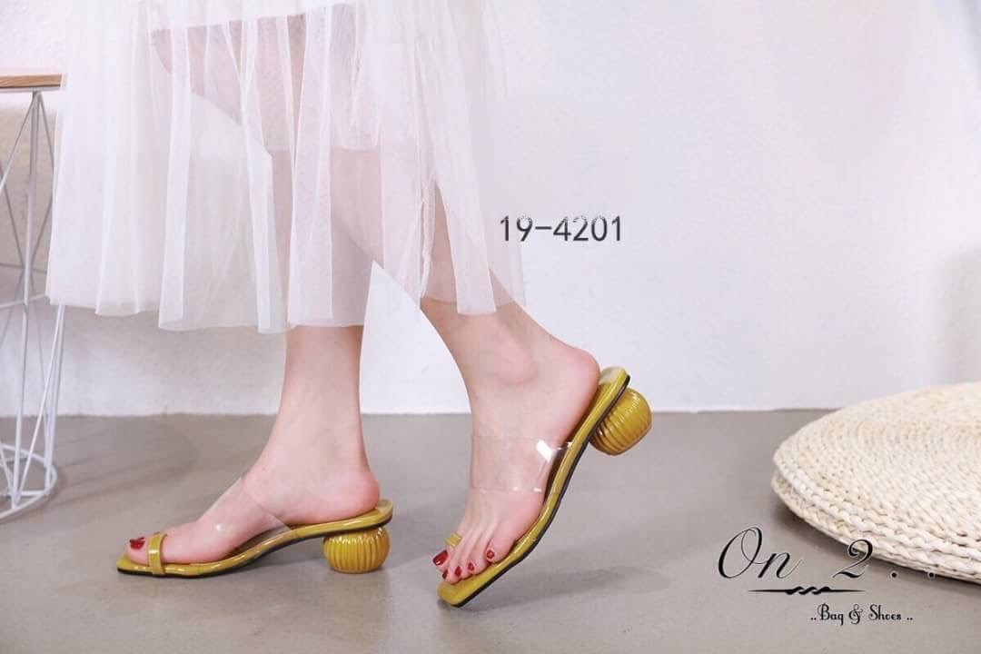 ส้นสูงส้นแก้ว งานใสๆสีๆ สไตล์ alexander wang pvc ทรงดีงามมากคะหน้าซิริโคนนิ่ม รัดนิ้วโป้ง ใส่สบายไม่บาดเท้าคะ ทรงสวยใส่แล้วดูเท้าขาว เท้าเรียวคะ สาวๆควรมีติดไว้นะคะ