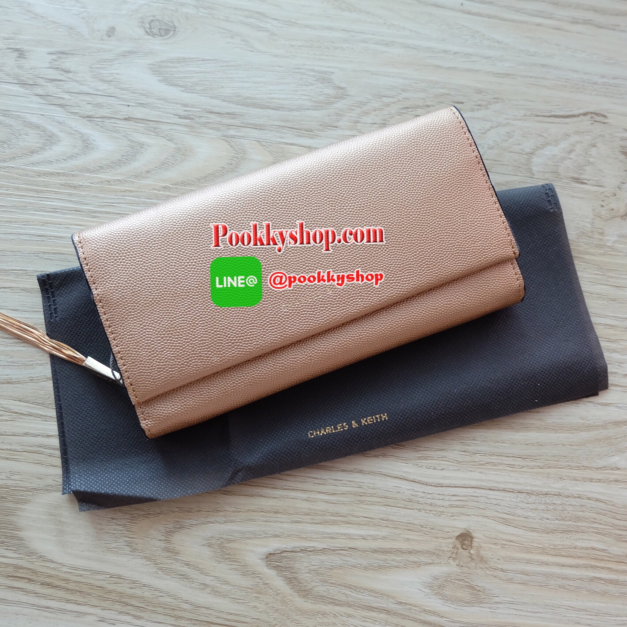 Charles & Keith Tassel Long Wallet กระเป๋าสตางค์ใบยาว วัสดุหนังลายคาร์เวียร์ ตกแต่งด้วยพู่สีทอง เปิด – ปิดกระเป๋าด้วยเเม่เหล็กแบบซ่อน ภายในมีช่องใส่บัตร ช่องซิปใส่เหรียญ และช่องใส่ธนบัตร ใส่ iPhone 7+ ได้ค่ะ ด้านหลังมีช่อง 1 ช่อง