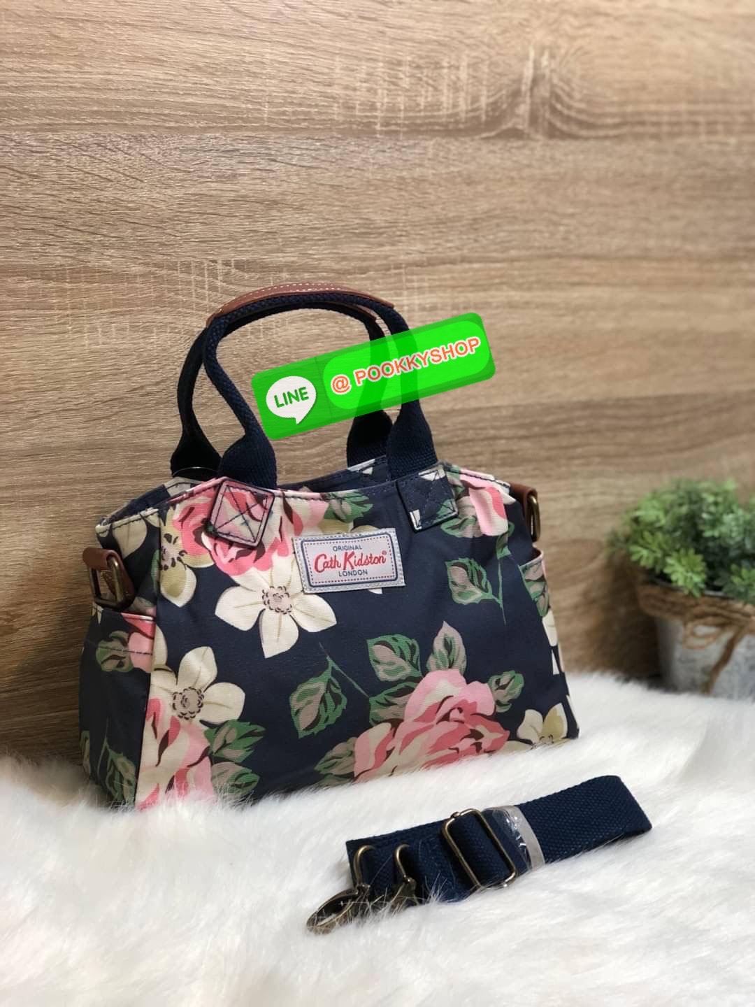 Cath Kidston Mini day Bag กระเป๋าถือหรือสะพายสุดชิค เหมาะสำหรับใช้สะพายในวันทำงานหรือวันสบายๆ เก็บของใช้ระหว่างวันได้เยอะค่ะ เปิด-ปิดด้วยซิป ด้านในมี 1ช่องใหญ่ ช่องซิป 1ช่องและช่องเล็กให้แยกเก็บมือถือของจุกจิก สวยคุ้มมากๆ มีหูจับ มาพร้อมสายสะพายยาวปรับระด