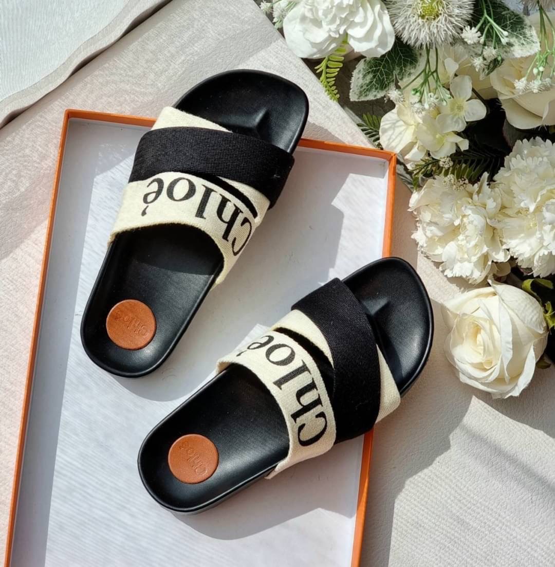 งานเข้าใหม่ พร้อมส่ง แบบมาใหม่รองเท้าแตะทรงสวมงานChloe’ หน้าไขว้สลับสี แบบขายดี พื้นปั้มแบรนด์