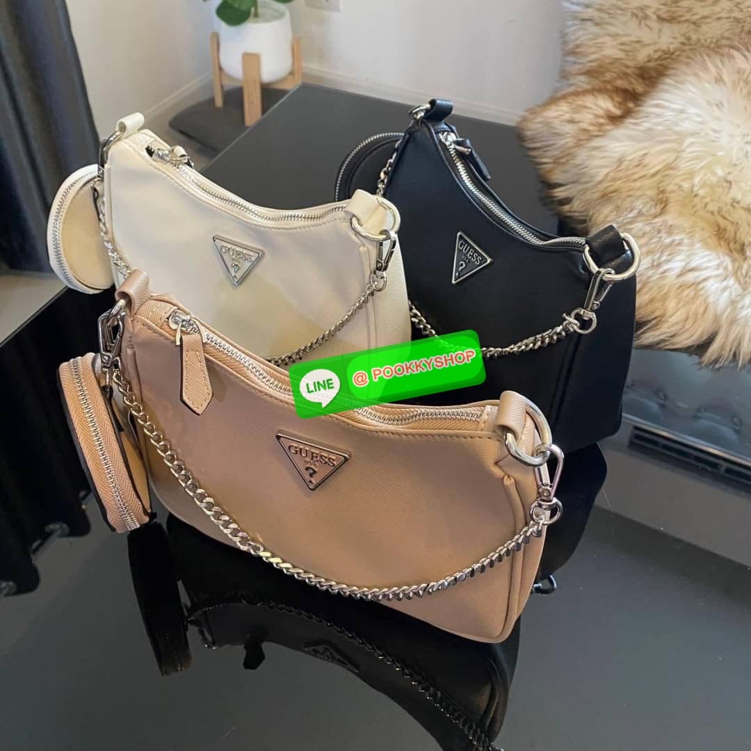รุ่นใหม่ล่าสุด GUESS SHOULDER BAG ซื้อ1ได้ถึง2ไอเท็ม กระเป๋าพอชรูปทรงสวย เปิด-ปิดด้วยซิปด้านในโล่งกว้างมีช่องซิปใส่ของจุกจิก เพิ่มความน่ารักด้วย กระเป๋าใส่เหรียญใบเล็กทรงกลม เฝสามารถถอดใช้แยกได้ มาพร้อมสายโซ่สะพายไหล่ และสายสะพายยาวสามารถปรับระดับได้ฟรีไซ