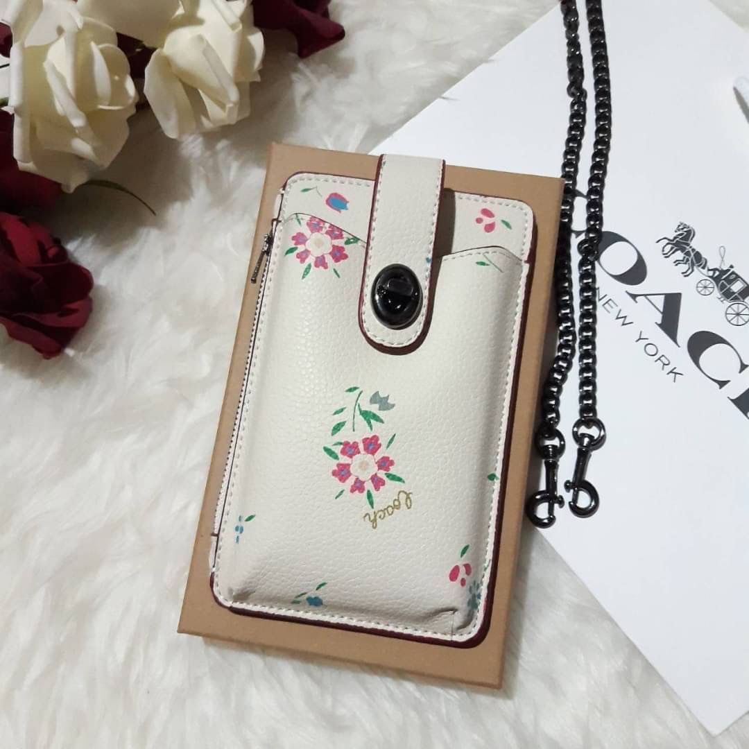 COACH 825 TURNLOCK CHAIN PHONE CROSSBODY IN BLOCKED SIGNATURE CANVAS ฮอตและปังกว่านี้ไม่มีแล้ว!! กระเป๋าเอนกประสงค์ สำหรับใส่โทรศัพท์ ใส่บัตรได้ มีช่องซิปแยกให้ด้วย ขนาดพกพาดีงาม!! 💕 ใส่โทรศัพท์ได้ทุกรุ่นน้า สายสะพายยาวประมาณ 23" (วัดจากไหล่)