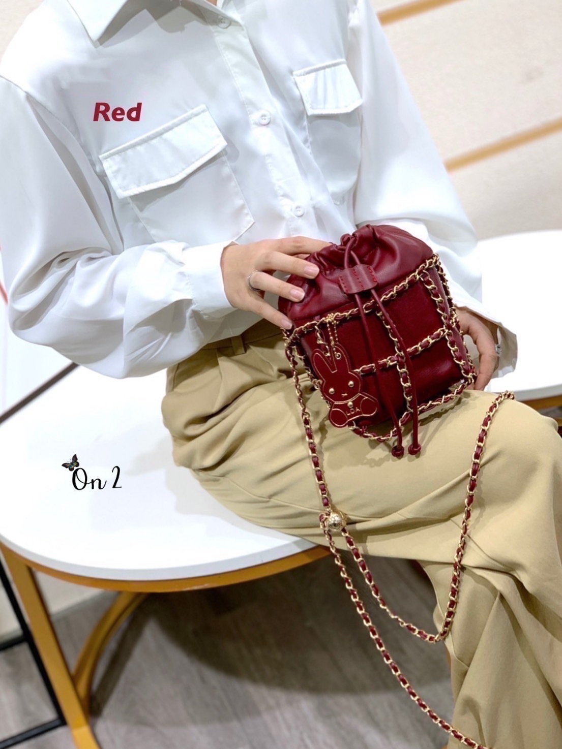 กระเป๋าแฟชั่นสไตล์แบรนด์ Chanel ทรงขนมจีบ แต่งโซ่ล้อมรอบ น่าใช้มากค่ะสายสะพายแบบ Cross body จับจองกันเลยคร่าสาวๆไม่มีไม่ได้ล๊าววว สวยทุกสีคร่า