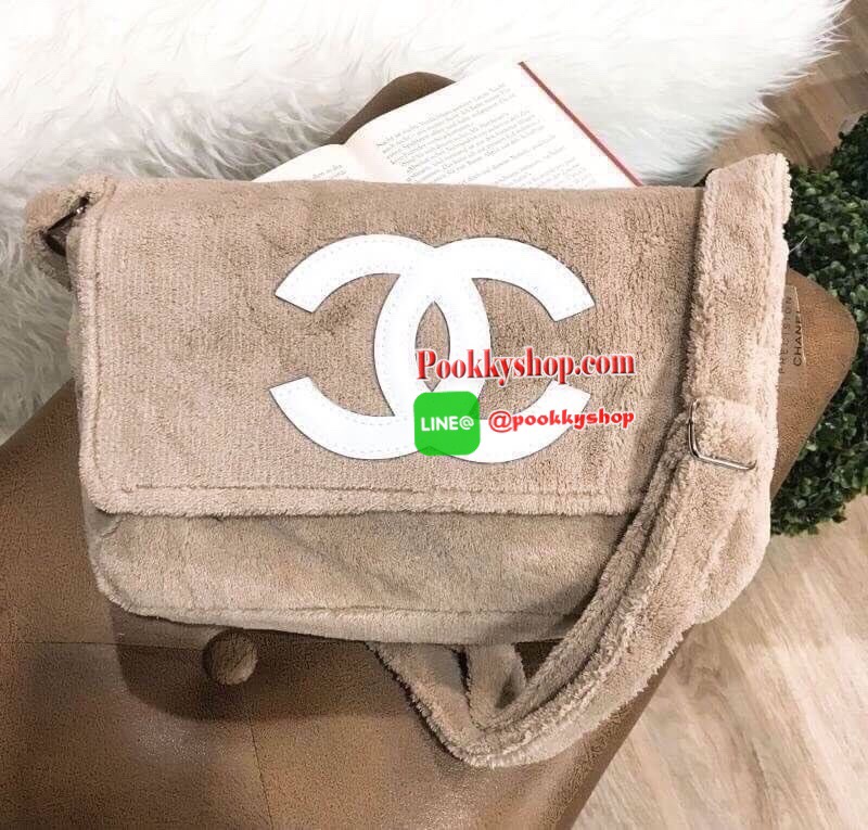 MUST HAVE! Chanel Beaute Crossbody Bag กระเป๋าถือหรือสะพายพรีเมี่ยมของเเท้จาก Chanel Cosmetic Counter VIP Gift รุ่นแนะนำวัสดุขนวูฟสีดำหนานุ่มตัดโลโก้แบรนด์หนังแก้วสวยโดดเด่น น้ำหนักเบา เปิดปิดด้วยฝาปิดกระดุมแม่เหล็ก ใบใหญ่กำลังดีใส่ ipad กระเป๋าสตางค์ใบยา