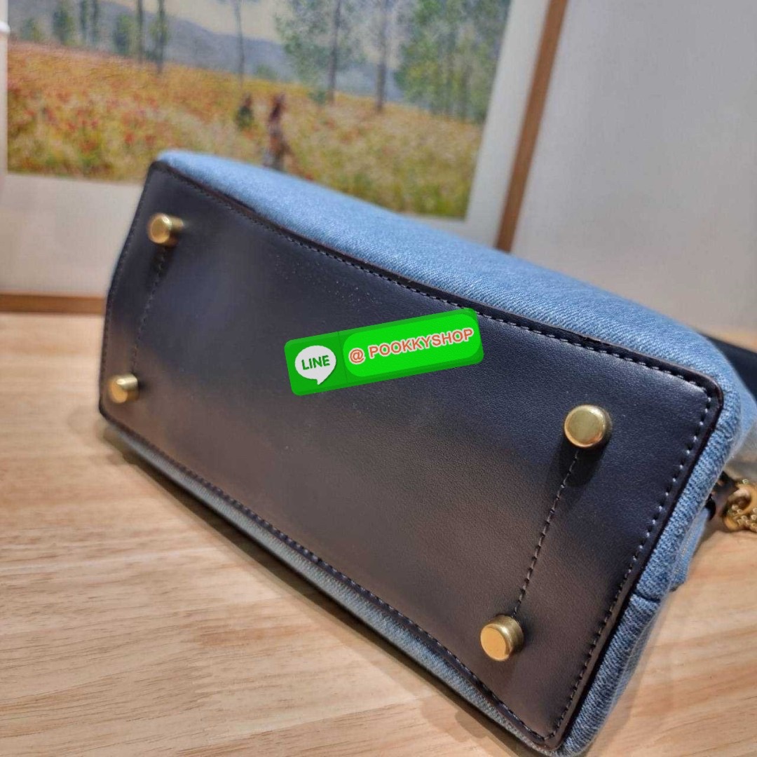 COACH CS241 WILLOW BUCKET BAG 🔆 Details ไอเท็มขายดี the best seller ที่สวยแบบมองไม่เลิก!! สวยแบบทำถึง!! กระเป๋าสะพายไหล่ทรงสวย ดีไซน์คลาสสิควินเทจ สีเดนิมดูโดดเด่น เปิดปิดด้วยตัวบิดล็อค และอีกฝั่งเป็นกระดุมแม่เหล็ก