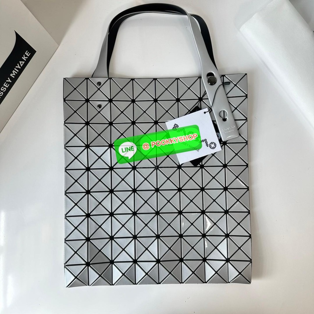BAO BAO PRISM PLUS Handbag (Large) 🔖กระเป๋าถือจากแบรนด์ BAO BAO ISSEY MIYAKE ดีไซน์คลาสสิกทรงสี่เหลี่ยม มาพร้อมลวดลายสามเหลี่ยมที่มีมิติ 🔖วัสดุ: โพลีเอสเตอร์ ผสมหนัง 🔖 ปากกระเป๋าเปิด ซับในเป็นไนลอน มีช่องกระเป๋าด้านในและหูหิ้วกระเป