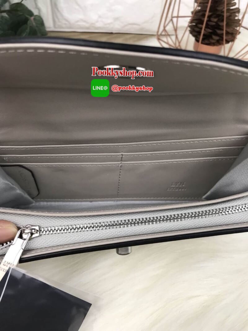 LYN AMOUR LONG WALLET กระเป๋าเงินใบยาวหนังเรียบ ปั๊มโลโก้แบรนด์ เปิดปิดแบบหมุนล็อก ด้านหลังใส่บัตรได้ ด้านในมีช่องซิปใส่เหรียญและช่องใส่บัตร พร้อมช่องธนบัตรตามยาว เป็นอีกรุ่นที่สวยน่าครอบครองค่า มีหลายสีมากๆ *มีถุงผ้า, ป้ายแท็ค*