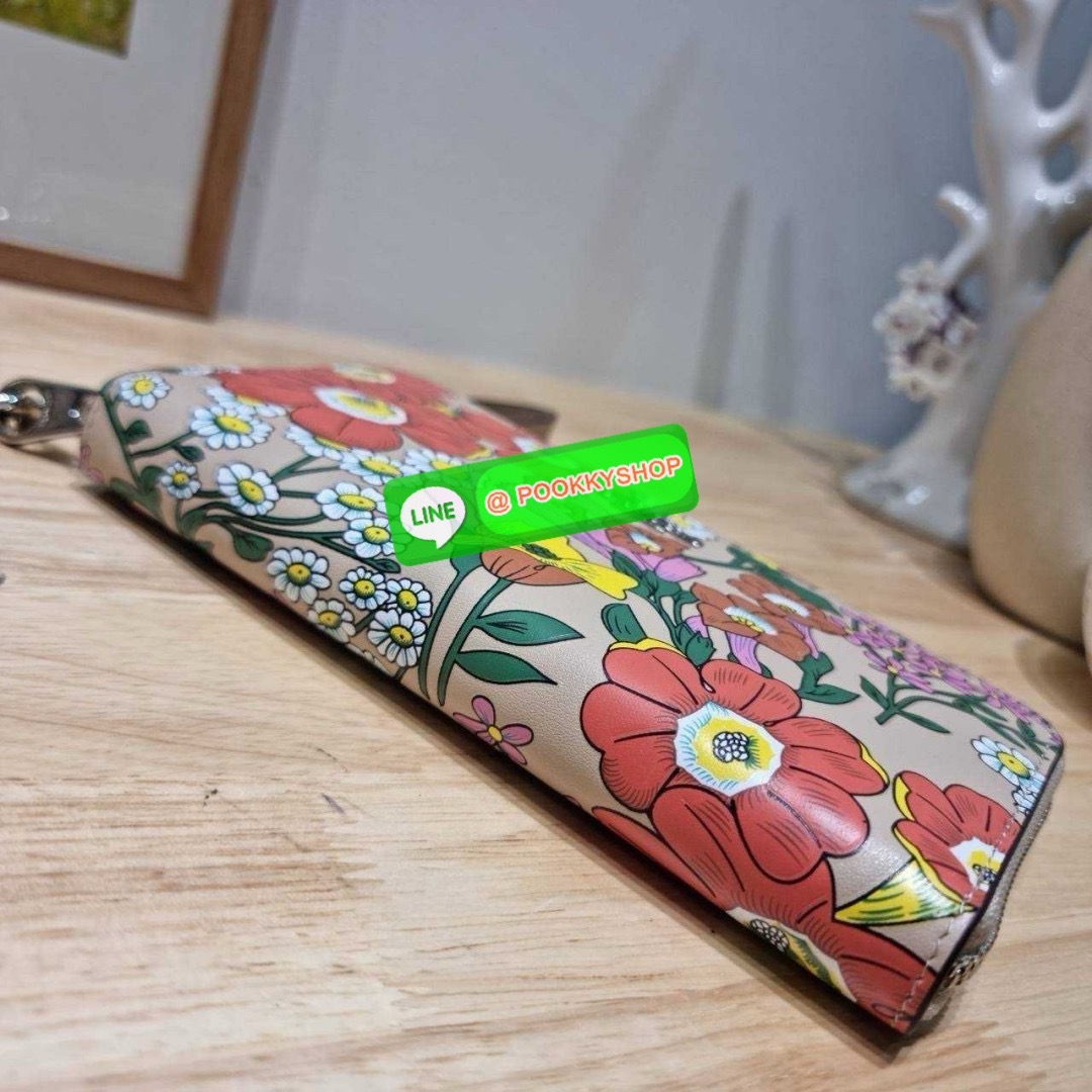 🔆 Model COACH CJ373 LONG ZIP AROUND WALLET WITH FLORAL PRINT 🔆 Details กระเป๋าสตางค์ใบยาว คอลเลคชั่นใหม่ กับดีไซน์ใหม่ ลวดลายดอกไม้สดใสรอบใบโดดเด่น สะดวกใช้งานและขนาดกำลังเหมาะมือมากๆ รูดใช้งานด้วยซิปรอบใบ ภายในแบ่งสัดส่วนไว้อย่างดี มีทั้ง