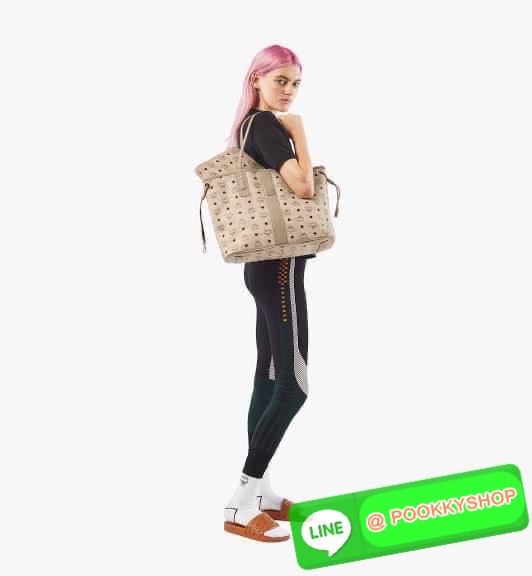 💕Mcm Liz Reversible Shopper in Visetos ขึ้นชื่อว่าเป็นกระเป๋าช็อปเปอร์ แน่นอนว่า จะต้องเหมาะสำหรับสาว ๆ ที่ชอบพกสัมภาระเยอะ ซึ่งรุ่นนี้ไม่ใช่แค่เพียงให้พื้นที่จุของกว้างขวางเท่านั้น แต่ยังออกแบบดีไซน์และรูปทรงให้มีความยืดหยุ่น มีหูรูดด้านข้างที่สา