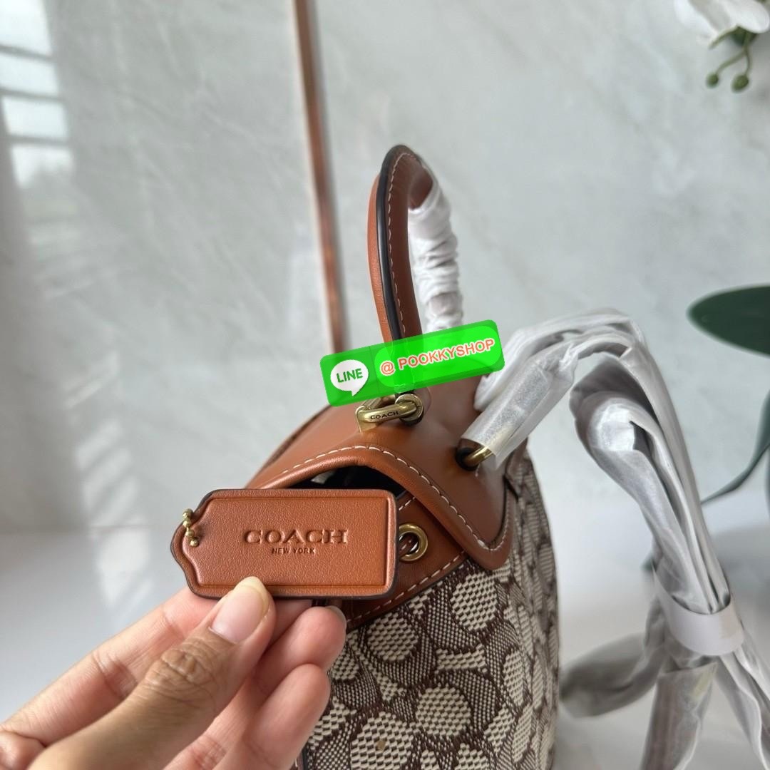 COACH RIYA BACKPACK 21 IN SIGNATURE TEXTILE JACQUARD (CH591) 🔖กระเป๋าเป้ดีไซน์ใหม่ไซส์มินิน่ารัก 🔖วัสดุ ผ้า jacquard ทอลาย ตัดสลับหนังแท้ 🔖 เปิด-ปิดแบบกระดุม ปากกระเป๋าสามารถกดล็อคเปิดปิดและมีเชือกรูดอีกชั้น ภายในโล่งกว้างใส่ของได้