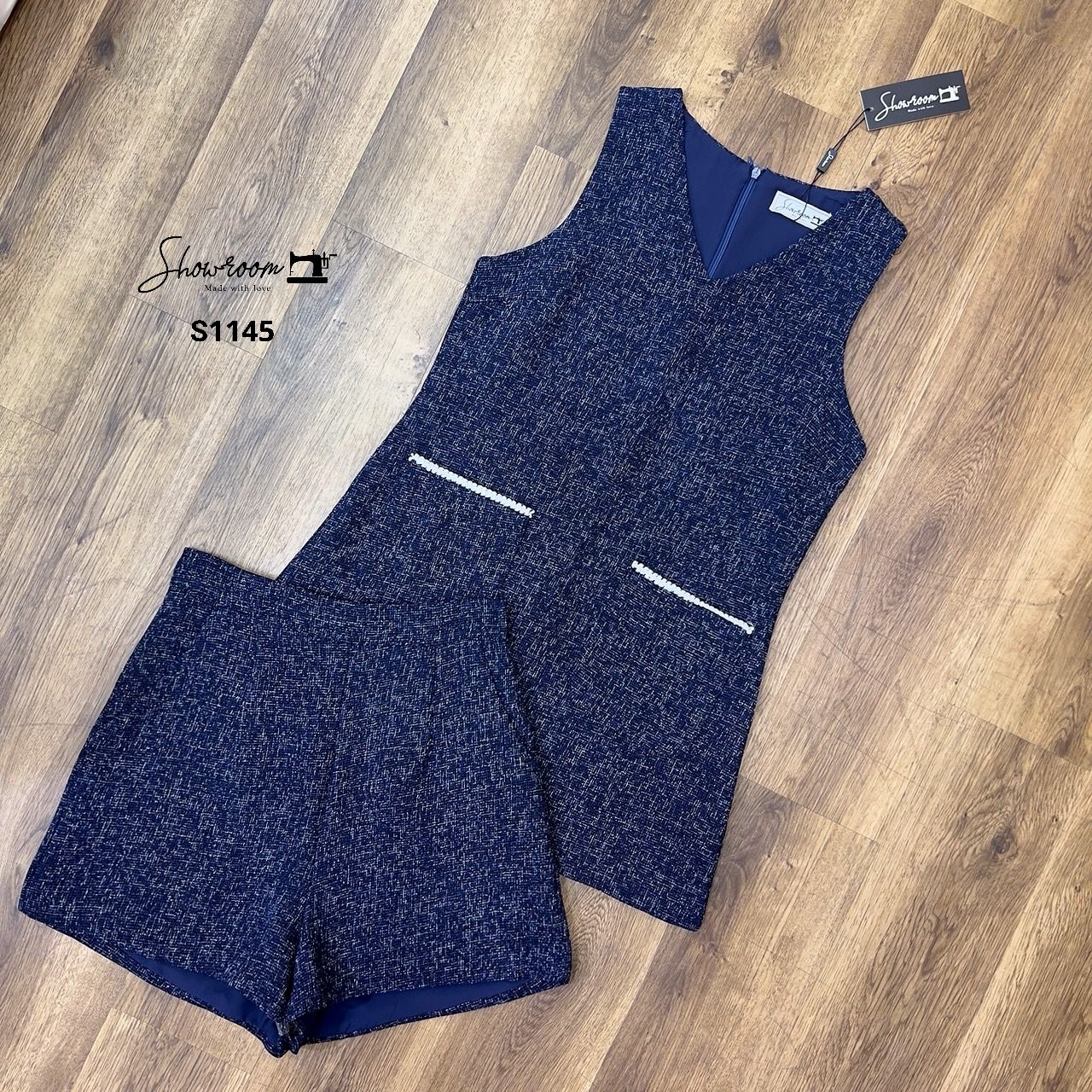 ชุดเซทแฟชั่น เซ็ตเสื้อคอวีซิปหลังตัวยาว เล่นดีไซน์แต่งดีเทลด้านหน้า มาพร้อมกางเกงขาสั้น