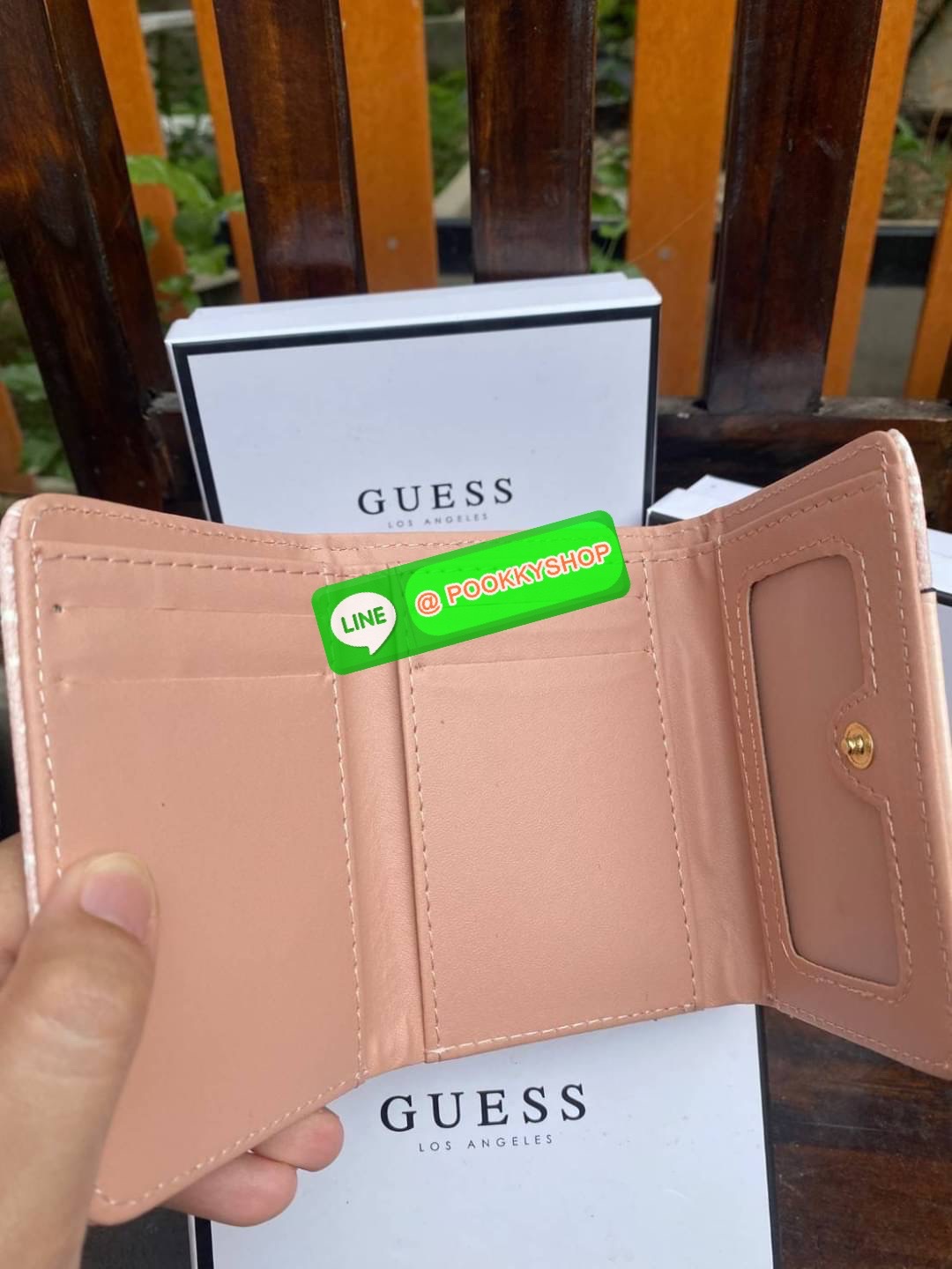 Guess กระเป๋าสตางค์ใบสั้น 3 พับ พร้อมกล่อง มีช่องใส่บัตร ใส่แบงค์พันได้ไม่ต้องพับ ข้างหน้าติดโลโก้แบรนด์อะไหล่ทอง สวย หรู ดูแพง ไปอีกจ้า