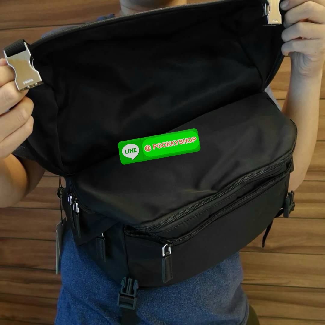 พร้อมมอบเป็นของขวัญให้คุณผู้ชาย! จากแบรนด์ PRADA ทรง MASSENGER วัสดุทำจากผ้าไนลอนอย่างหนาทั้งใบ กันน้ำได้ มีโลโก้แบรนด์อยู่ข้างหน้า ตัวกระเป๋าอยู่ทรง อะไหล่เงินทั้งใบ เปิดปิดชั้นนอกด้วยตัวล็อค ด้านในเป็นซิปรอบบุผ้าลายแบรนด์อย่างดี มีช่องซิปด้านใน และ โลโก