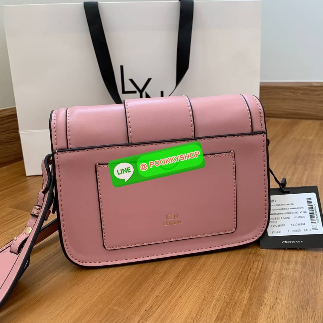LYN กระเป๋าทรงน่ารักปุ๊กปิ๊ก สายสะพายหนัง เปิดปิดด้วยกระดุมแม่เหล็ก ฐานกว้างใส่ของได้เยอะ
