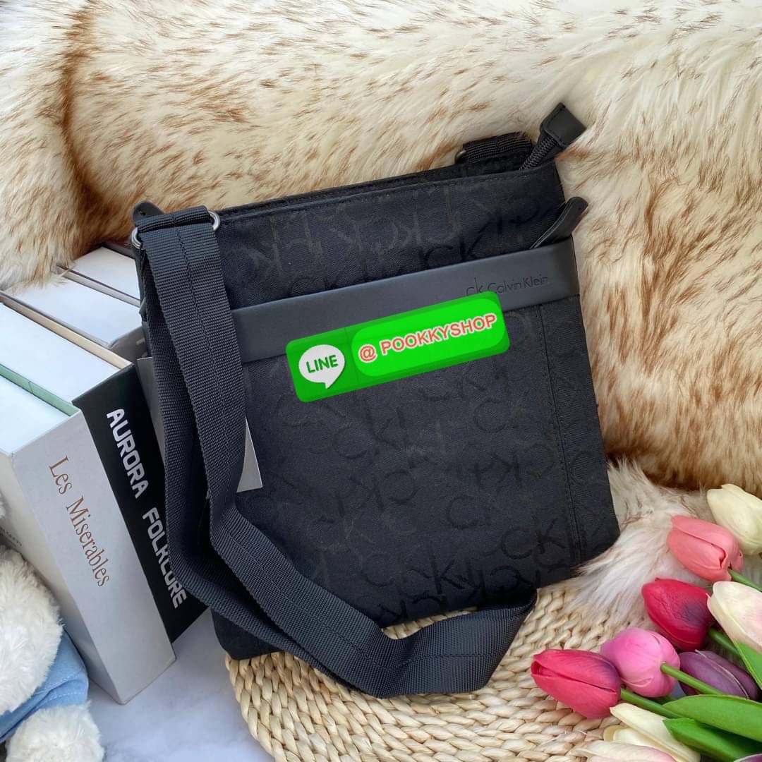 CALVIN KLEIN JEANS CROSSBODY BAG กระเป๋าสะพาย Ck Jeans รุ่น Limited Edition น่าสะสมค่ะ ลายแบรนด์เป็นซิกเนเจอร์รอบใบ เปิด-ปิดด้วยซิป ด้านในโล่งกว้างมีช่องซิปและช่องใส่ของจุกจิก ด้านหลังมีช่องซิปเก็บของอีก 1 ช่อง ขนาดกำลังดีใส่มือถือได้ทุกรุ่น สายสะพายปรับไ