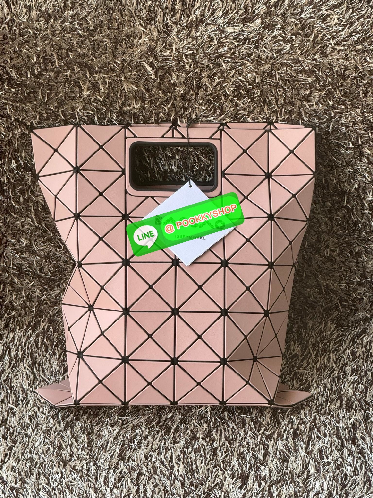 Baobao Issey Miyake large Bocca matte-finish tote bag BOCCA MATTE เป็นกระเป๋าถือรูปแบบใหม่ที่มีด้ามจับด้านในที่ช่วยให้กระเป๋าวางอยู่บนแขนหรือข้อมือได้อย่างนุ่มนวล เป็นกระเป๋าถือขนาดใหญ่นี้มีกระเป๋าด้านในพร้อมซิปที่ช่วยให้จัดเก็บได้อย่างปลอดภัย สามารถใส่แล