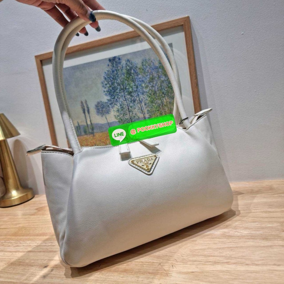 PRADA MEDIUM LEATHER HANDBAG 🔆 Details สะเทือนวงการแฟชั่นแบบสุด! กับกระเป๋าสะพายไหล่พรีเมี่ยมกิ๊ฟ ดีไซน์เก๋และมาแรงมาก สาวๆหนุ่มๆติดแกลมต้องไม่พลาด สวยดูแพง หูสะพายคล้องไหล่สะดวก ปากกระเป๋ามีซิปรูดเปิดปิดง่าย ภายในแบ่งสัดส่วนสวย โล่งกว้าง มีทั้งช่