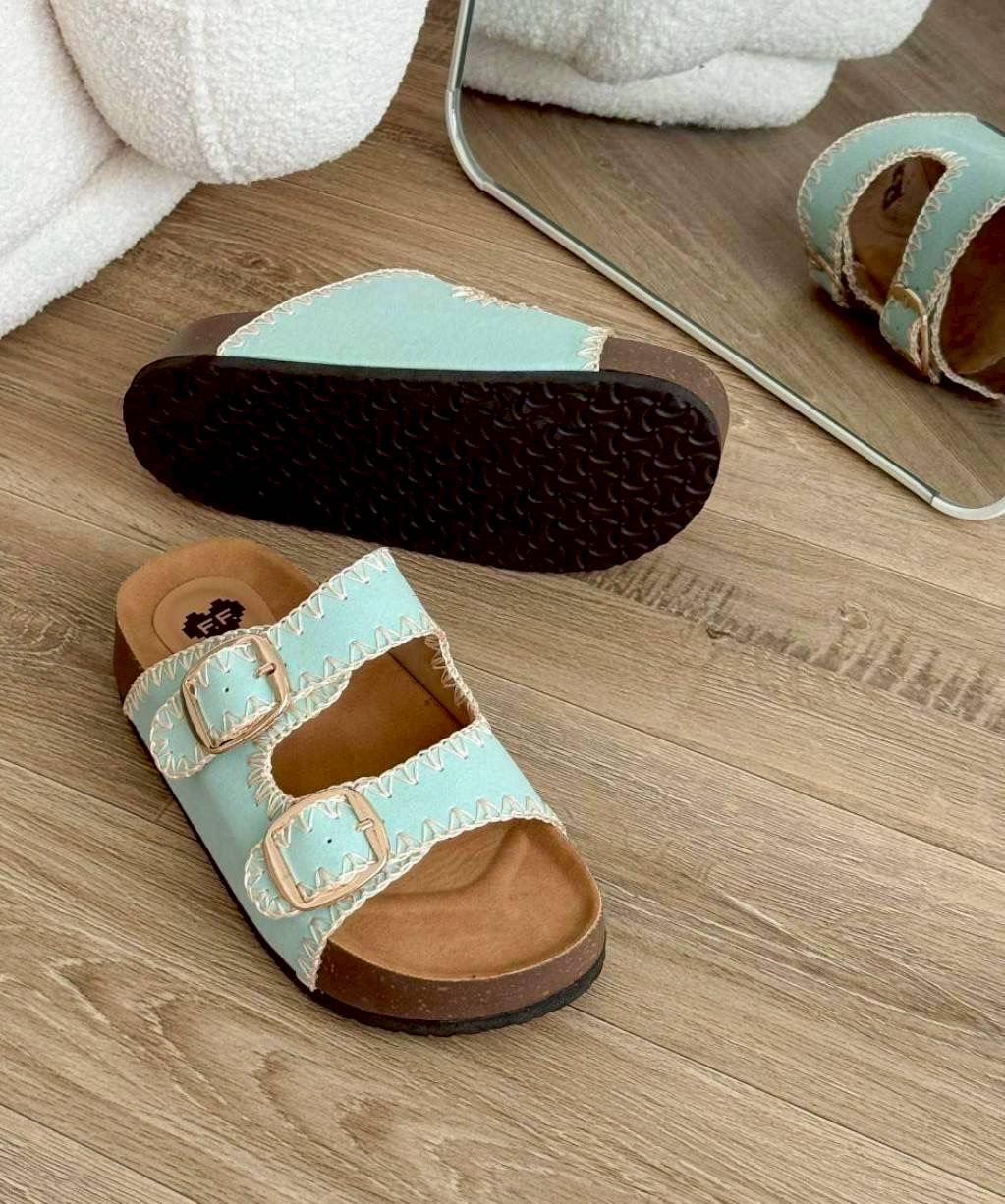 แบบมาใหม่ รองเท้าทรงไบเก้น ส้นหนา 1.5 นิ้ว เย็บตกแต่งลาย งานแฮนด์เมดช่างไทย พื้นเสริมฟองน้ำตรงส้นเท้า ใส่สบาย เข็มขัดปรับระดับเข้าออกได้ เป็นงานส้น PVC แต่งลายไม้ โดนน้ำได้ ไม่เหม็นอับ น้ำหนักเบา