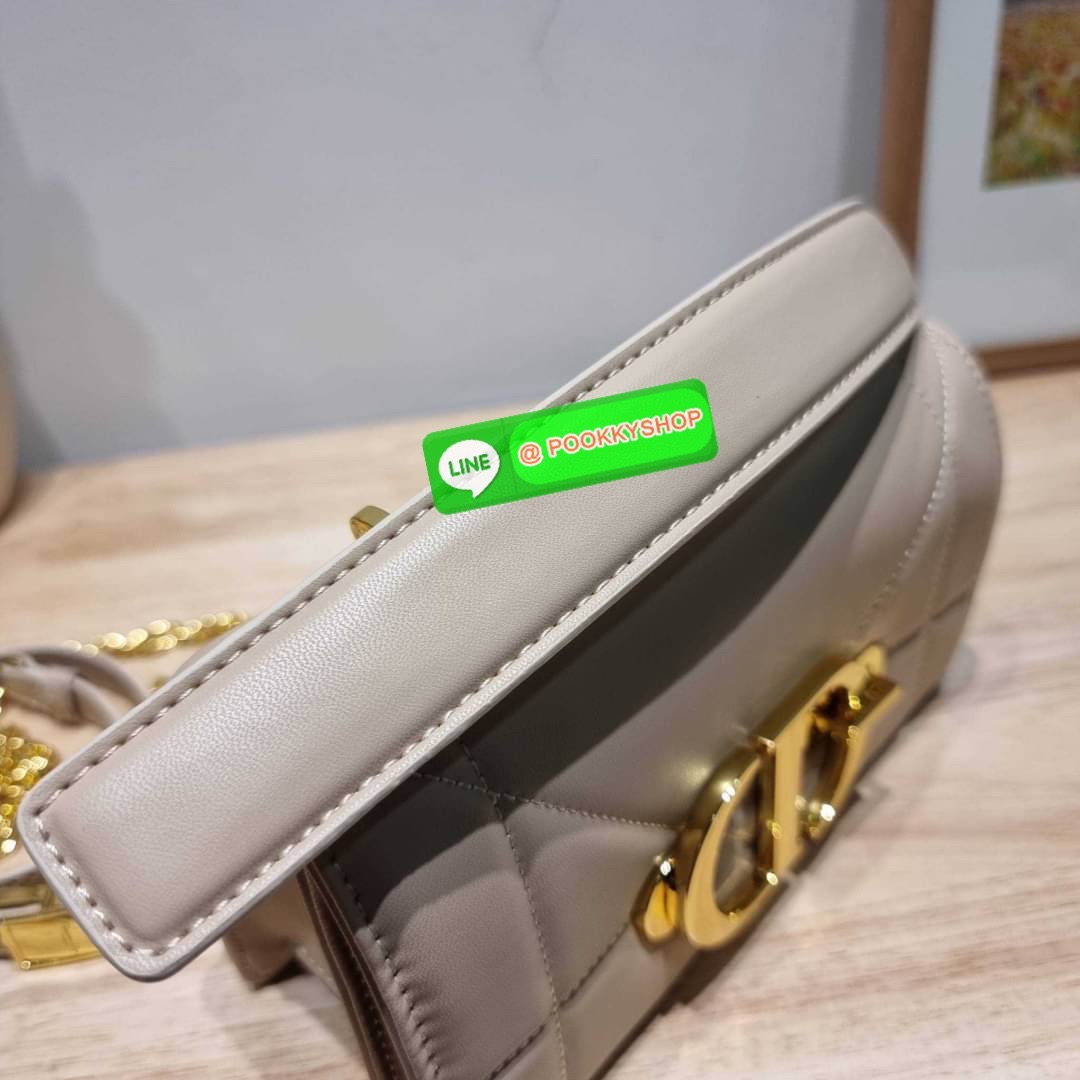 🔅 Model CD 30 MONTAIGNE POUCH WITH SHOULDER STRAP AND HANDLE 🔅 Details ย้อนยุคความหรูหรา อันเป็นเอกลักษณ์ กระเป๋าสะพายสวยอยู่ทรง เพิ่มลูกเล่นให้กับไอเท็มนี้ด้วย มือจับที่ถอดออกได้ และอะไหล่เปิด-ปิดแบบคล้องล็อค สะดวกใช้ ด้านหลังมีช่องใส่บัต