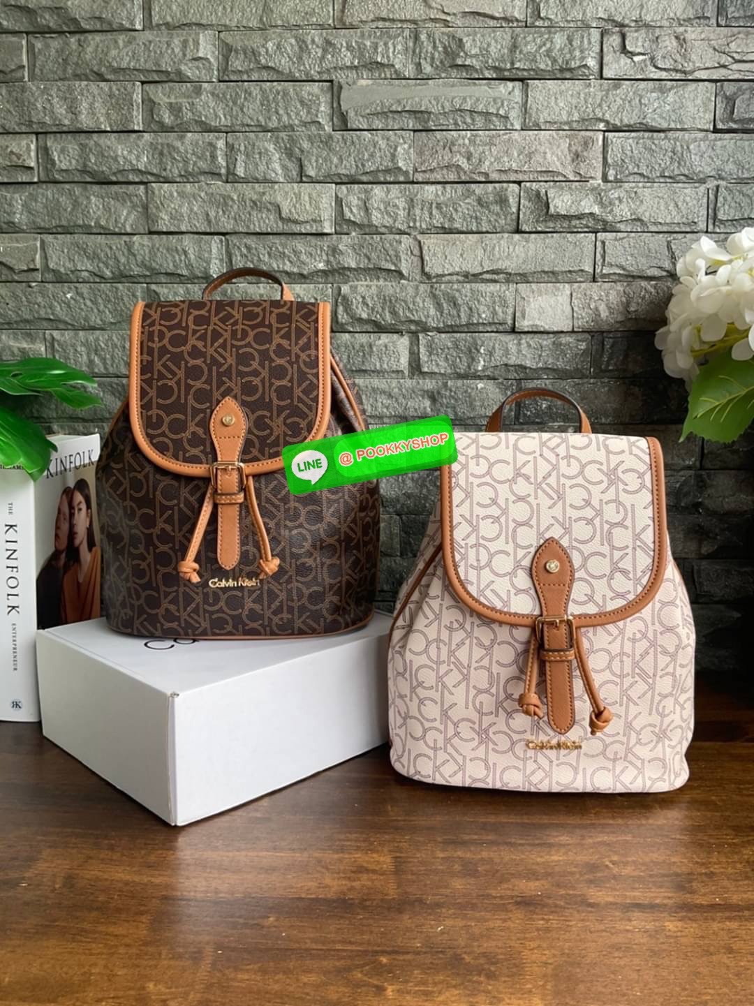 Calvin Klein Monogram Backpack Must Have!! 💕เป็นอีกหนึ่งรุ่นของมันต้องมี สวยหรูดูแพงมาก สำหรับรุ่นนี้ และมีฟังชั่นช่องการใช้งานที่น่าใช้ที่สุด!!! 💕 กระเป๋าสะพายเป้รุ่นใหม่ชนช้อป รุ่นยอดนิยม วัสดุ PVC คุณภาพดี หนังนิ่มสวย ฐานกระเป๋าแข็ง ตั้