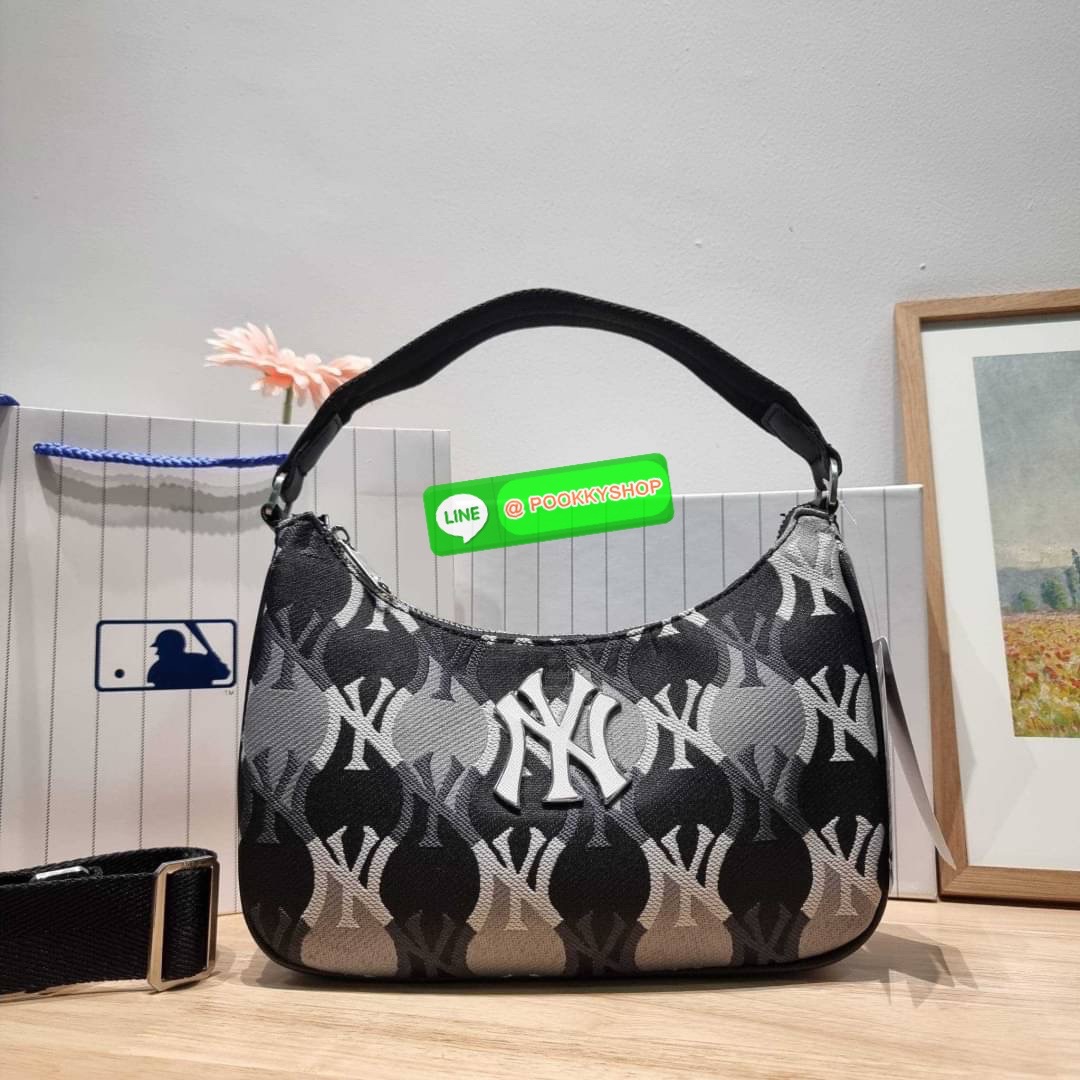 MLB MONOGRAM HOBO BAG สวยไม่ซ้ำ ใหม่ก่อนใคร กับแบรนด์จากเกาหลีเกาใจ น้องใหม่มาแรง!! กับกระเป๋าทรงพอช ที่ใช้งานได้ง่ายมากๆ ขนาดกำลังดี ดีไซน์ลวดลายโมโนแกรมเอกลักษณ์ ลงบนผ้า jacquard ได้อย่างลงตัวและสวยงาม มาพร้อมสายคล้องในตัว และสายครอสแบบสปอร์ต ทนทาน จึงส