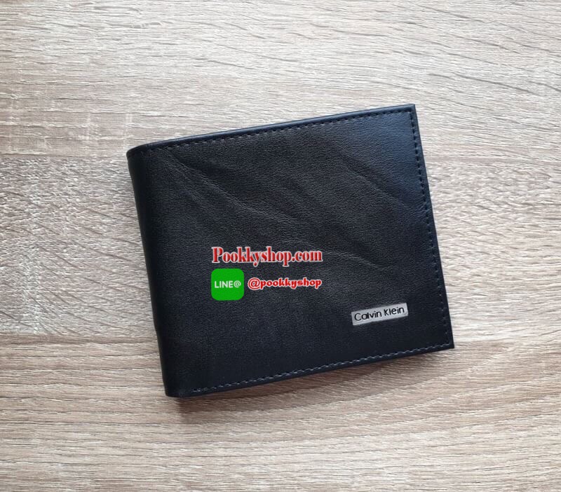 New arrival!!! พร้อมส่ง Calvin Klein Wallet กระเป๋าสตางค์แบบพับ 2 ตอนสำหรับผู้ชาย ตัวกระเป๋าเป็นหนังลวดลายโดดเด่นดูไม่จำเจ ด้านในมีช่องใส่บัตร ใส่ธนบัตรแยกเป็นสัดส่วน ไม่ว่าจะใช้เองหรือเป็นของขวัญก็คุ้มค่าน่าใช้มากค่า