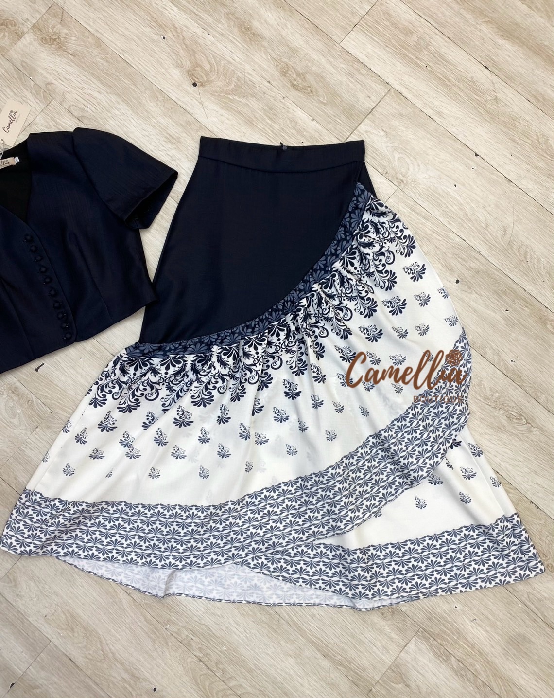 ชุดเซทแฟชั่น ชุดSet เสื้อคอปีนกระดุมหน้าสวยละมุนมากคะ มาคู่กับกระโปรงผ้าลายไทย