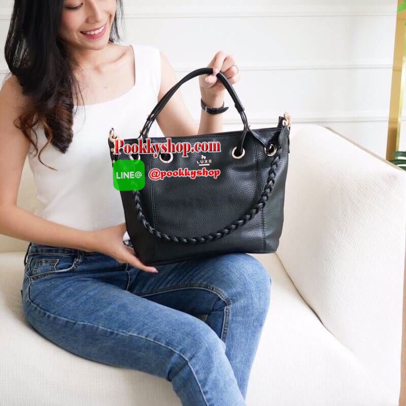 รุ่น Andrea city bag เปิดตัวรุ่นใหม่พร้อมอะไหล่สามแถว สั่งทำพิเศษจากโรงงานเดียวกับแบรนด์ดังระดับโลกเลยค่ะ สุดหรูไม่ลอก มาในทรงสุดสวยเปิดตัวใหม่✔️ มีสายสะพายสองเส้น เส้นแรกคือสายเปีย สะพายแล้วดูน่ารักสุดๆ หรือจะใช้สายสะพายยาวก็คล่องตัว ปากกระเป๋ามีซ