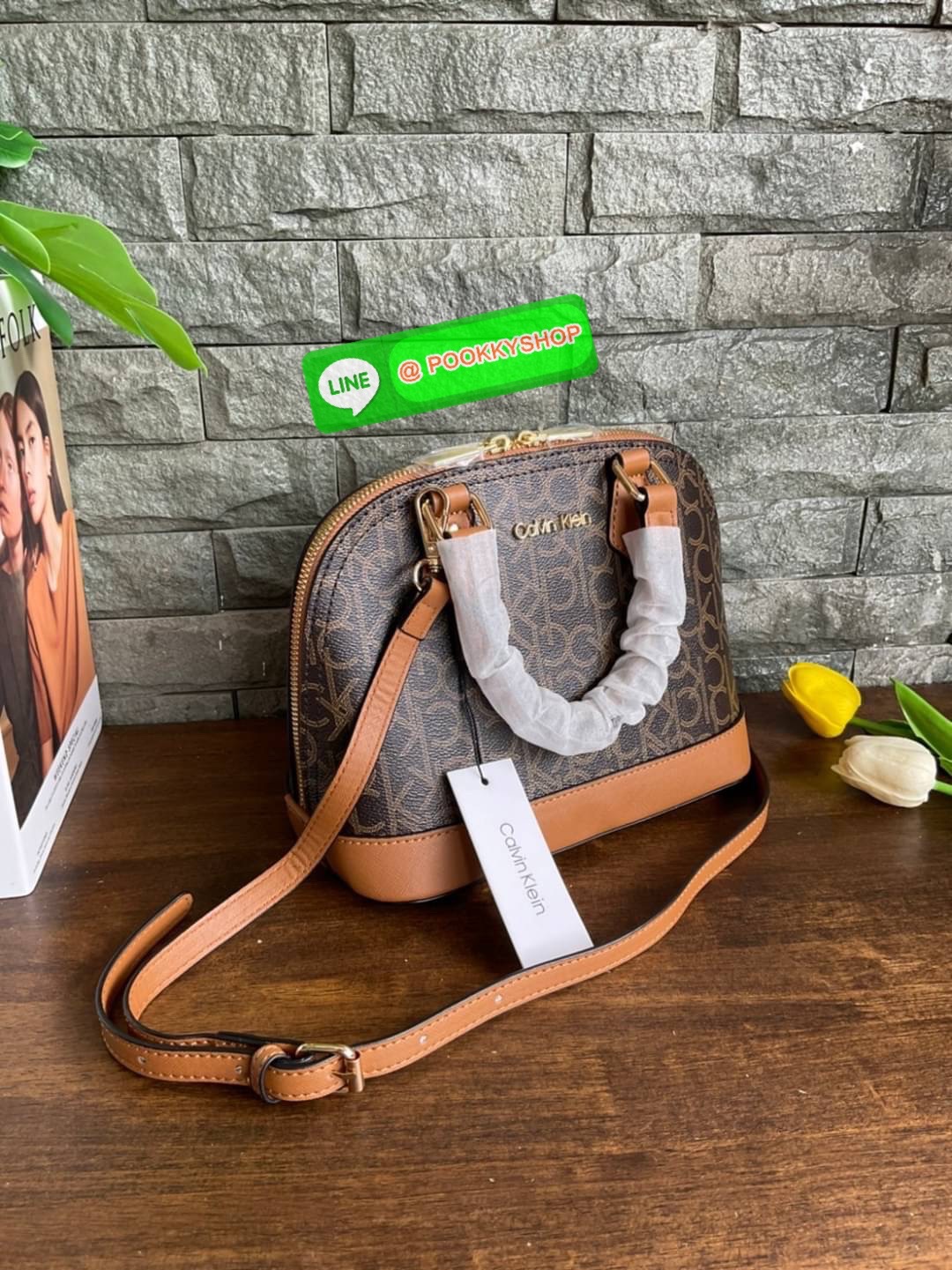 🚚 พร้อมส่ง 🚚 New arrival !! Calvin Klein Dome Mini Bag ( ขนาด 10” ) 💋สวยเก๋ ก่อนใครแน่นอนค่ะ ตามคำเรียกร้อง สวยหรูดูดีมาก สีสวยน่ารัก กระเป๋าสะพายแบบครอสบอดี้ ขนาดมินิ เป็นรุ่นที่ได้รับความนิยม แข็งแรงทนทาน จึงครองใจใครหลายคน วัสดุ